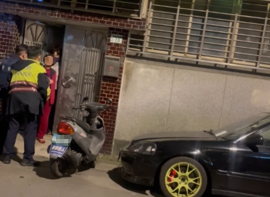 有網友表示自己在路邊停車卻遭1樓住戶貼紙條要求移車，讓他氣得找警察來現場協調。（翻攝自「爆廢公社公開版」）