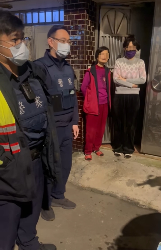 1樓住戶稱吳男的車停在外面會讓他們的車沒地方停，吳男則不滿表示停車沒有擋到人，為什麼要留資訊讓他們找人移車。（翻攝自「爆廢公社公開版」）