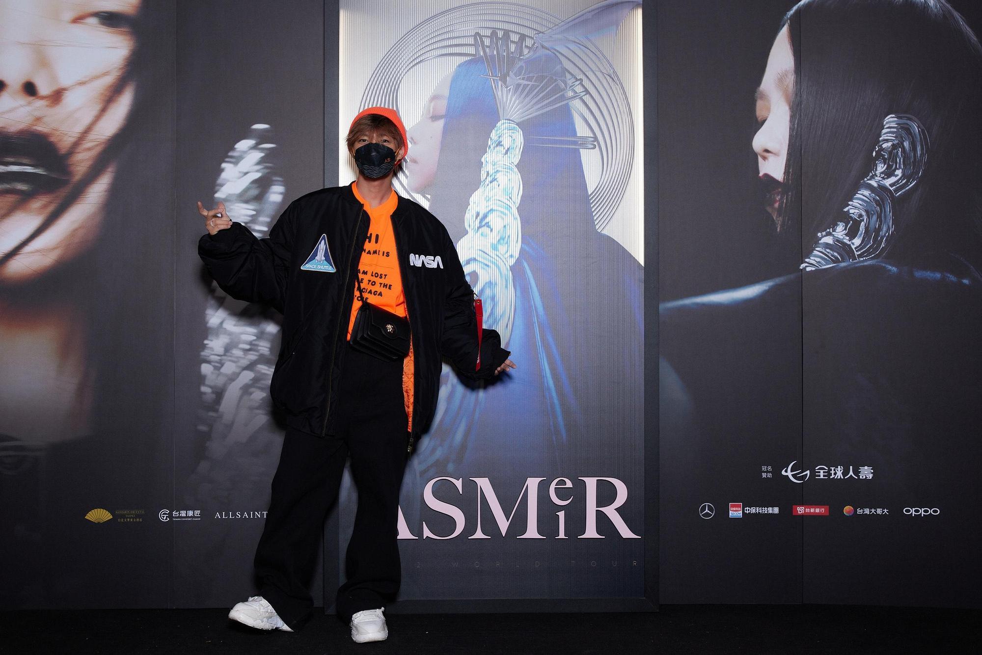 炎亞綸帶傷看aMEI演唱會。（聲動娛樂提供）
