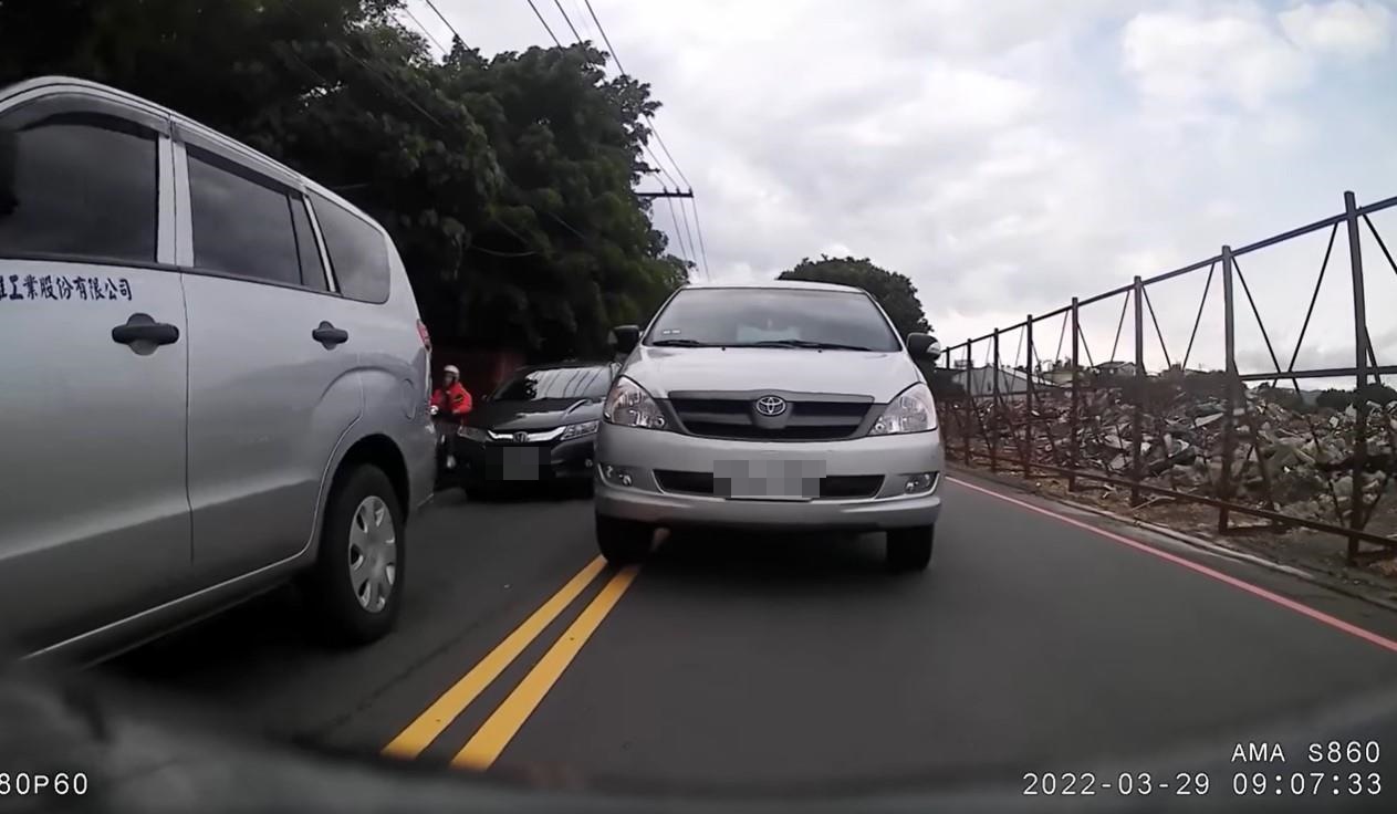 原PO開車遇到對向車子因為不想被塞在車陣中，竟跨越雙黃線想超車。（翻攝自爆料公社）