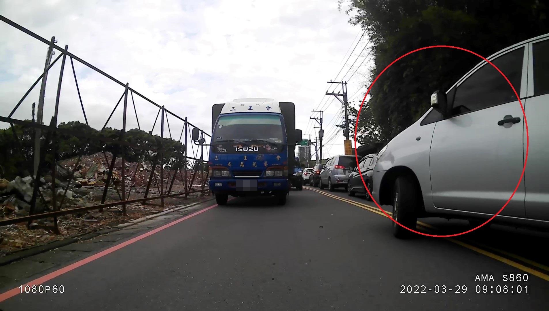 原PO霸氣停住不讓,兩台車就這樣面對面僵持不下,最後違規車輛只好倒車回去原本的車陣中。圖為後鏡頭畫面。(翻攝自爆料公社)