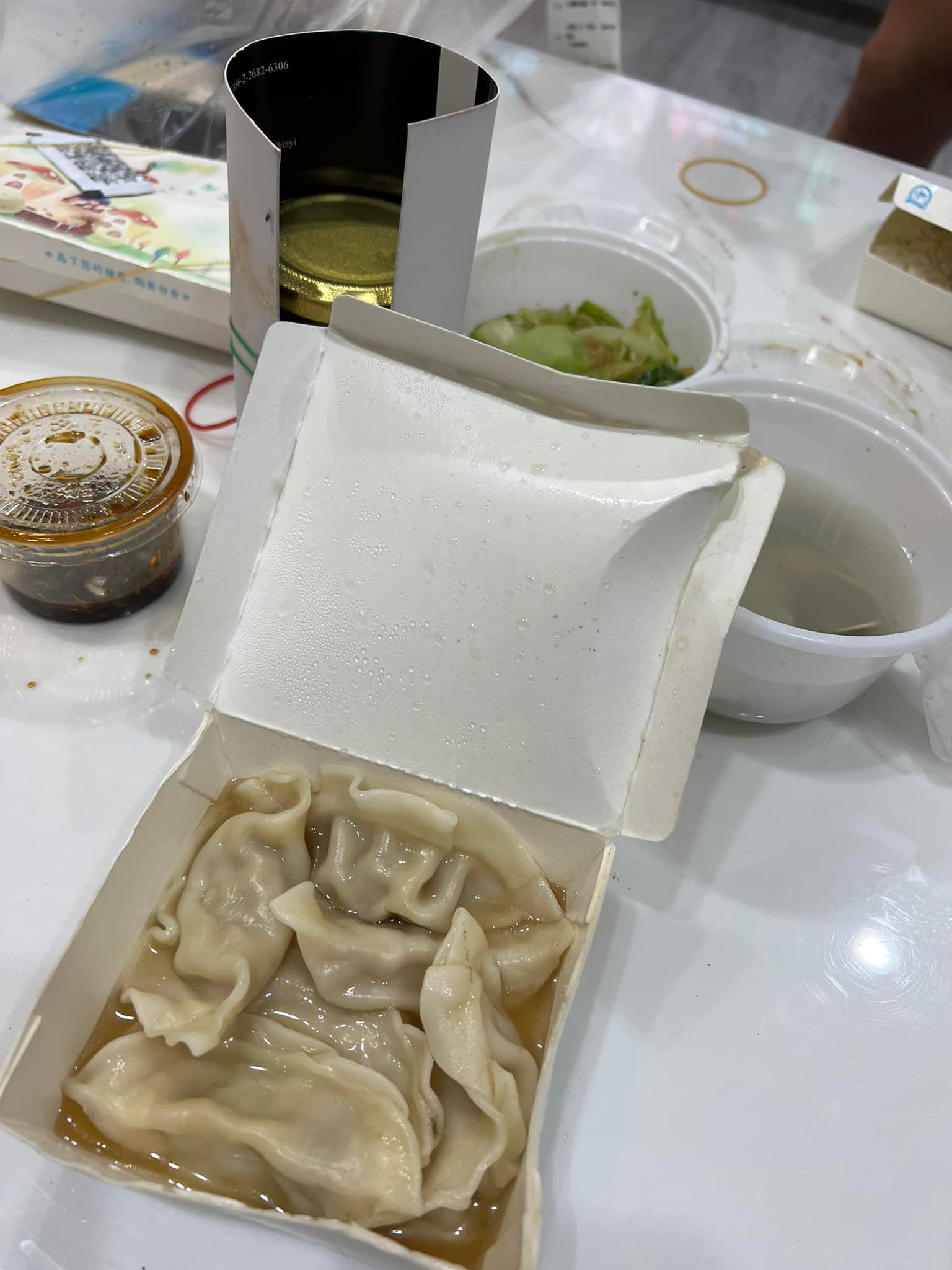 鳳梨半夜肚子餓點外送，結果送來的餐點水餃混入蛤仔湯整個爛掉。（翻攝自吳泓逸臉書）
