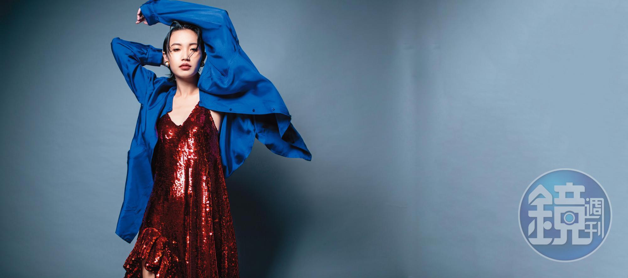 藍色緞面oversize襯衫 NT$19,100 by Longchamp／紅色亮片洋裝 NT$242,000 by LOEWE／珍珠耳環 NT$14,000 by MIU MIU 