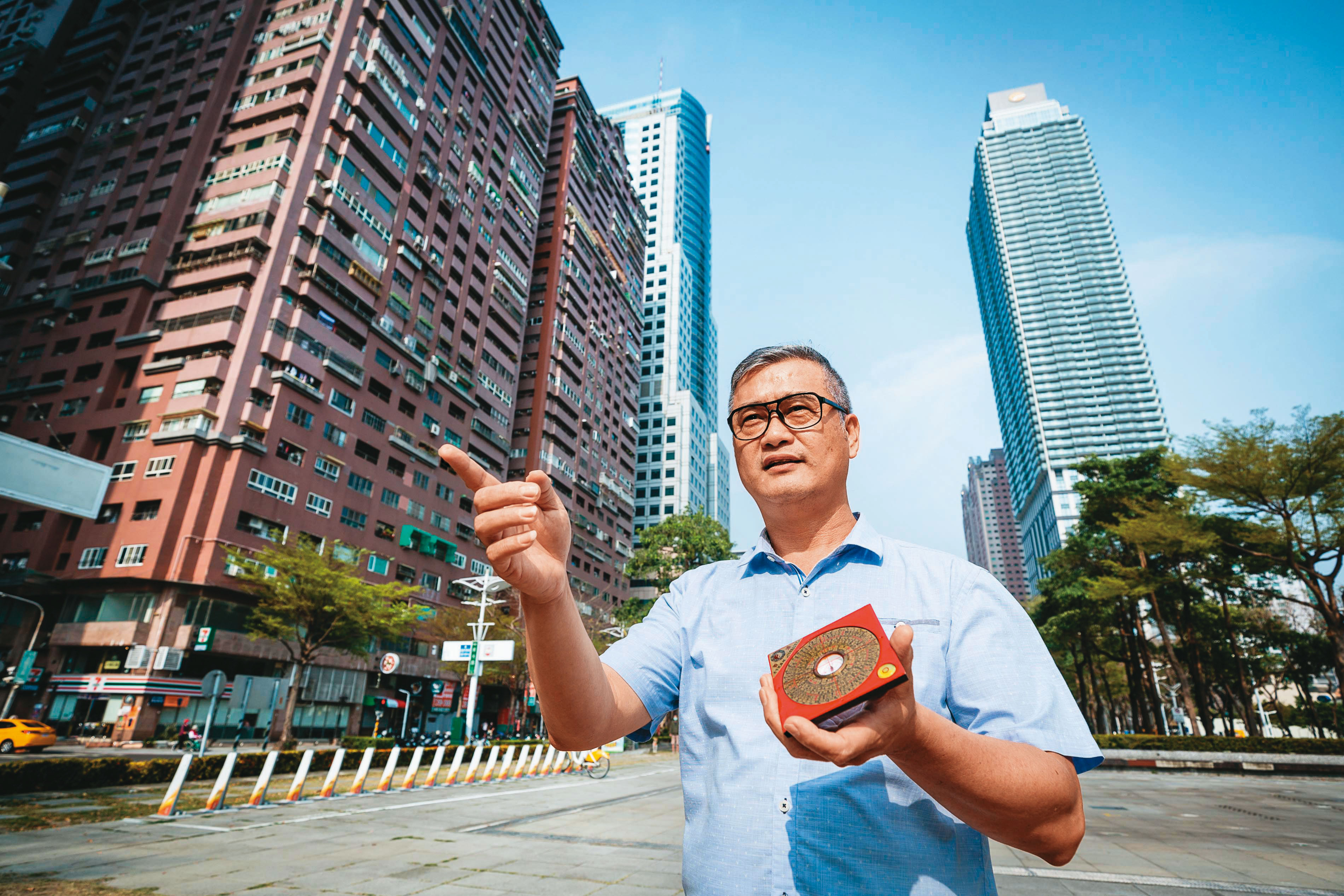 高煜霖第一份工作是房屋代銷,因此認識許多看建案風水的大師,他習藝30年,4年前正式入行。