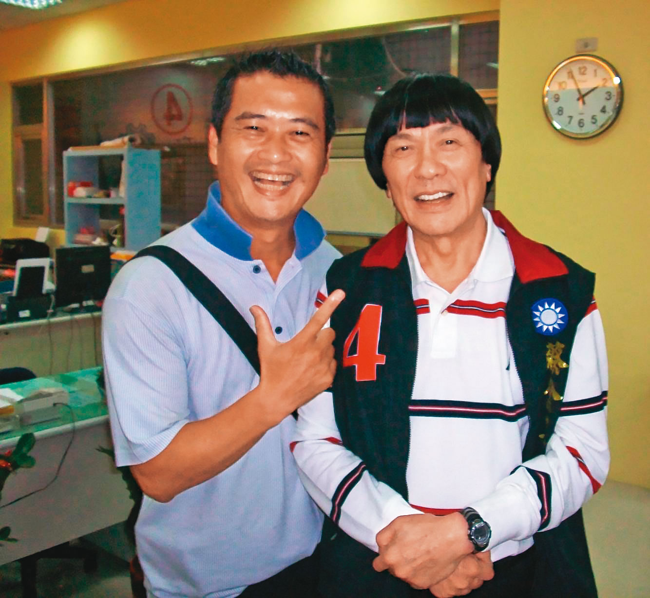 在高雄跑警政的高煜霖,曾與南下助選的藝人豬哥亮合影。(高煜霖提供)
