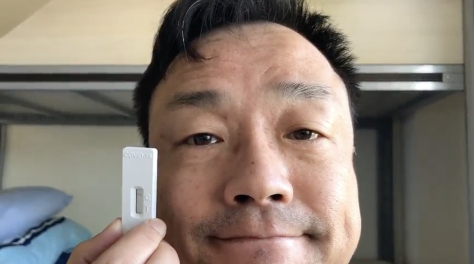 王喜在南投拍攝自行快篩影片,結果呈現陰性。(翻攝王喜臉書)