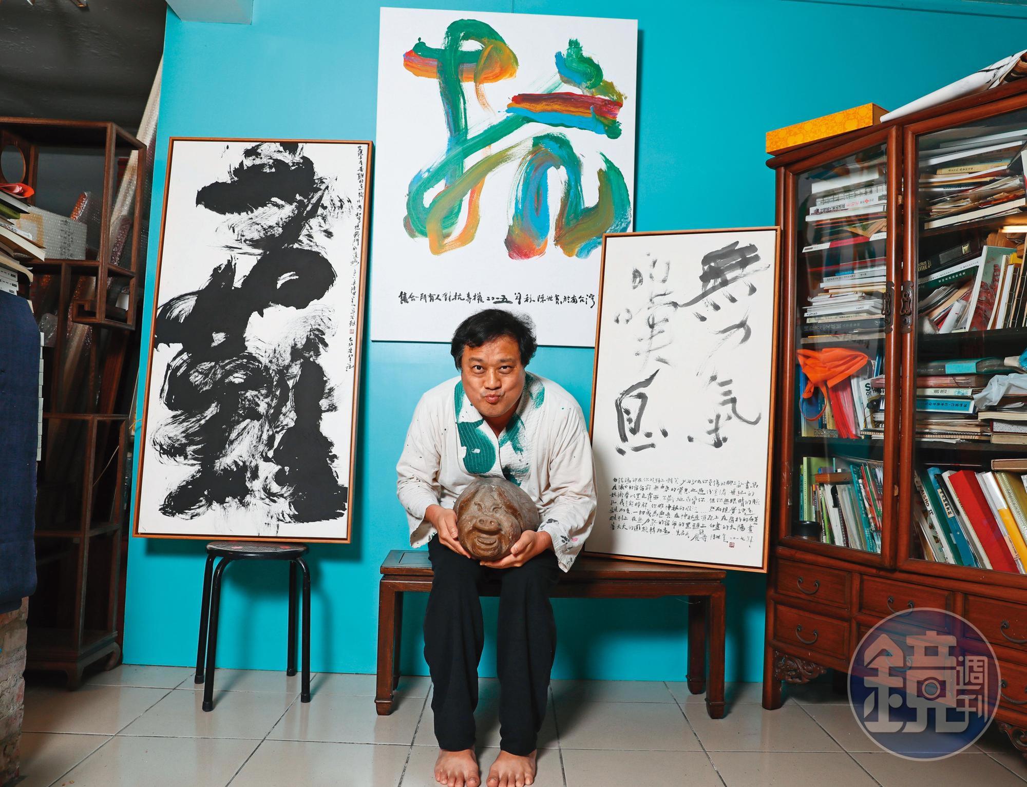 陳世憲曾隱居在故鄉白河創作13年，照片便是在他豬圈改建的工作室拍攝。