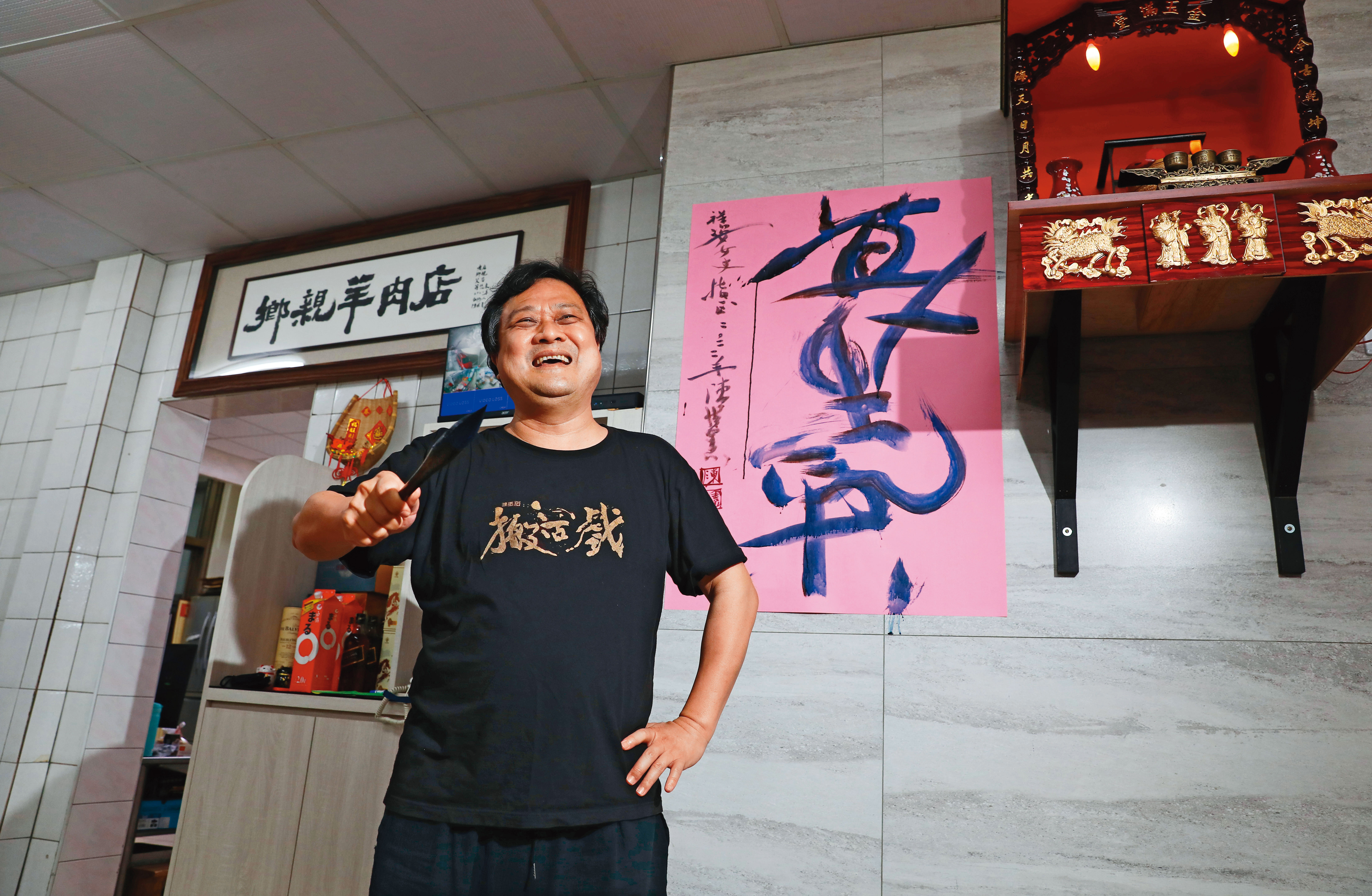 聽了羊肉爐店老闆娘的故事後,陳世憲在店裡即興創作。