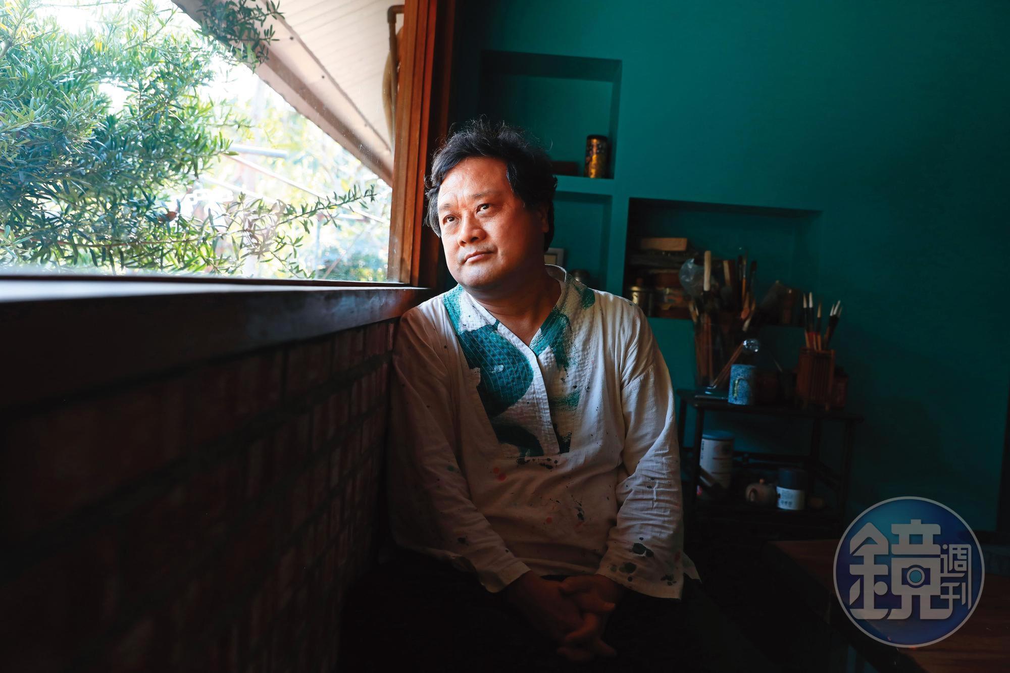 陳世憲大學時因經濟壓力，與不習慣宿舍環境，患上躁鬱症與嚴重頭痛。
