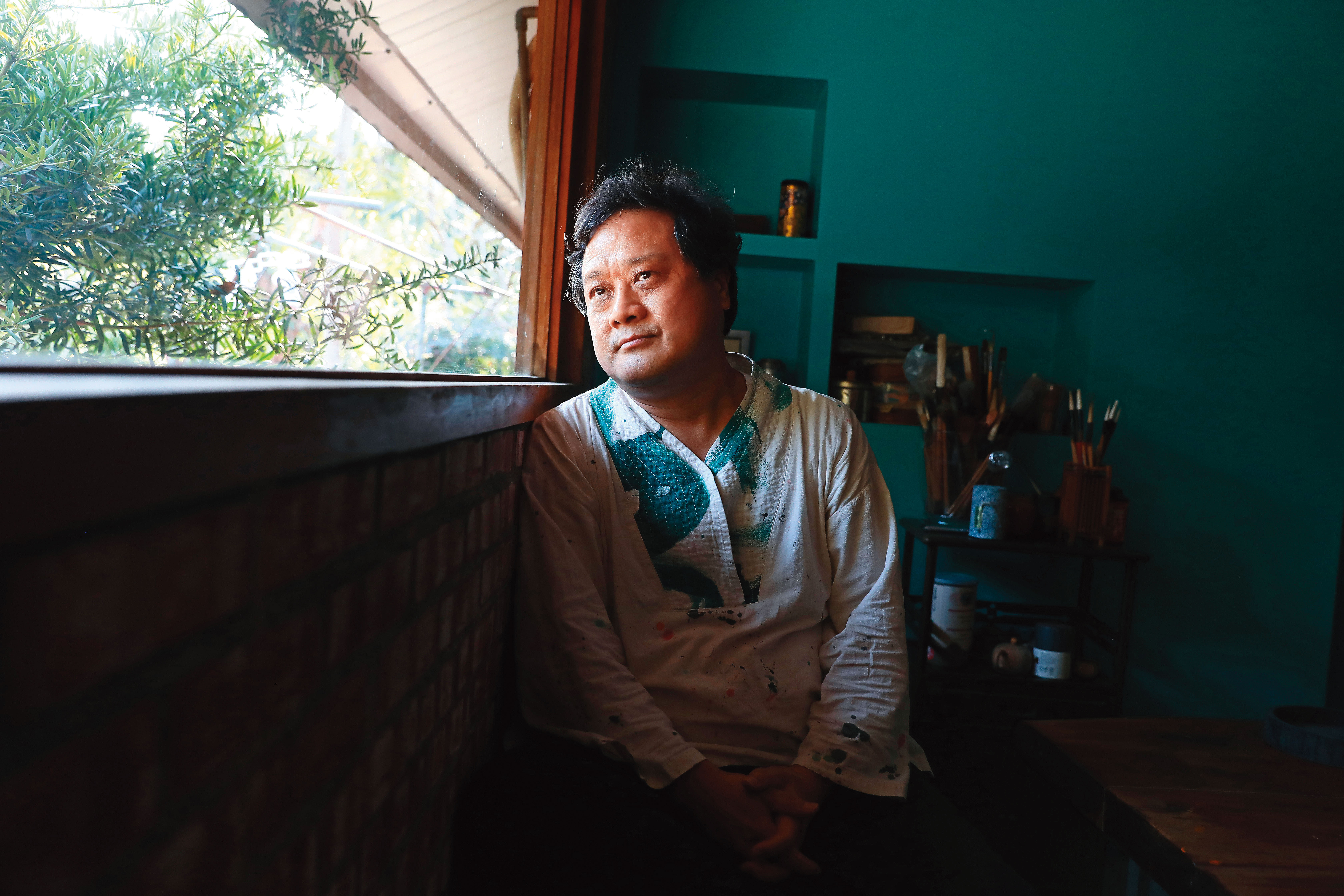 陳世憲大學時因經濟壓力,與不習慣宿舍環境,患上躁鬱症與嚴重頭痛。