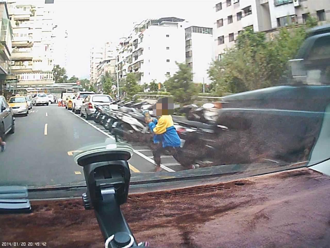 兒童車禍意外，6成是過馬路造成的。（翻攝畫面）