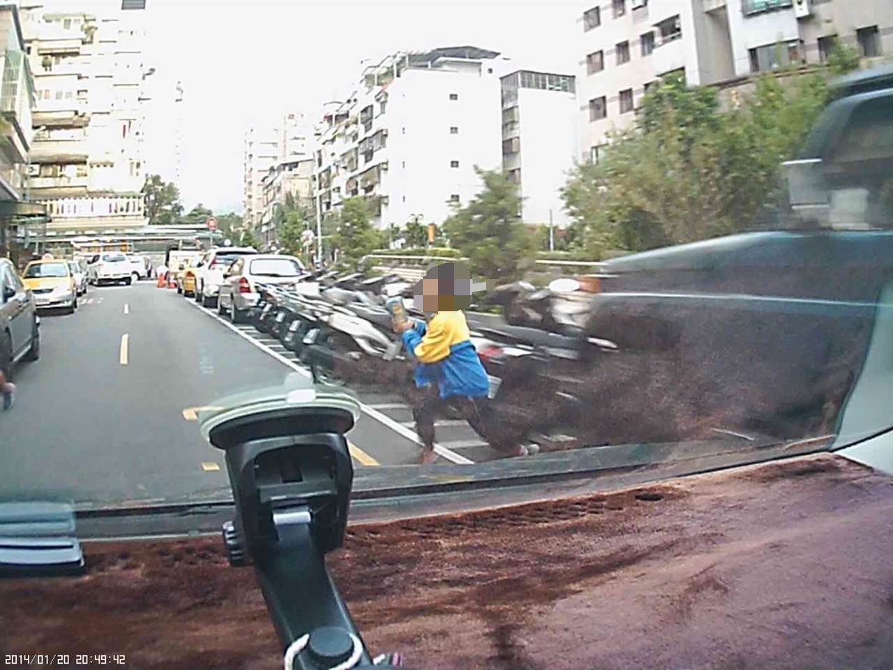 兒童車禍意外，6成是過馬路造成的。（翻攝畫面）