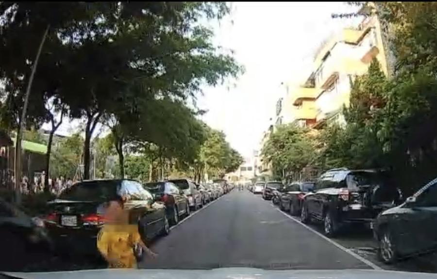 家長帶小朋友外出，不要放開手，免得小朋友危險。（翻攝畫面）