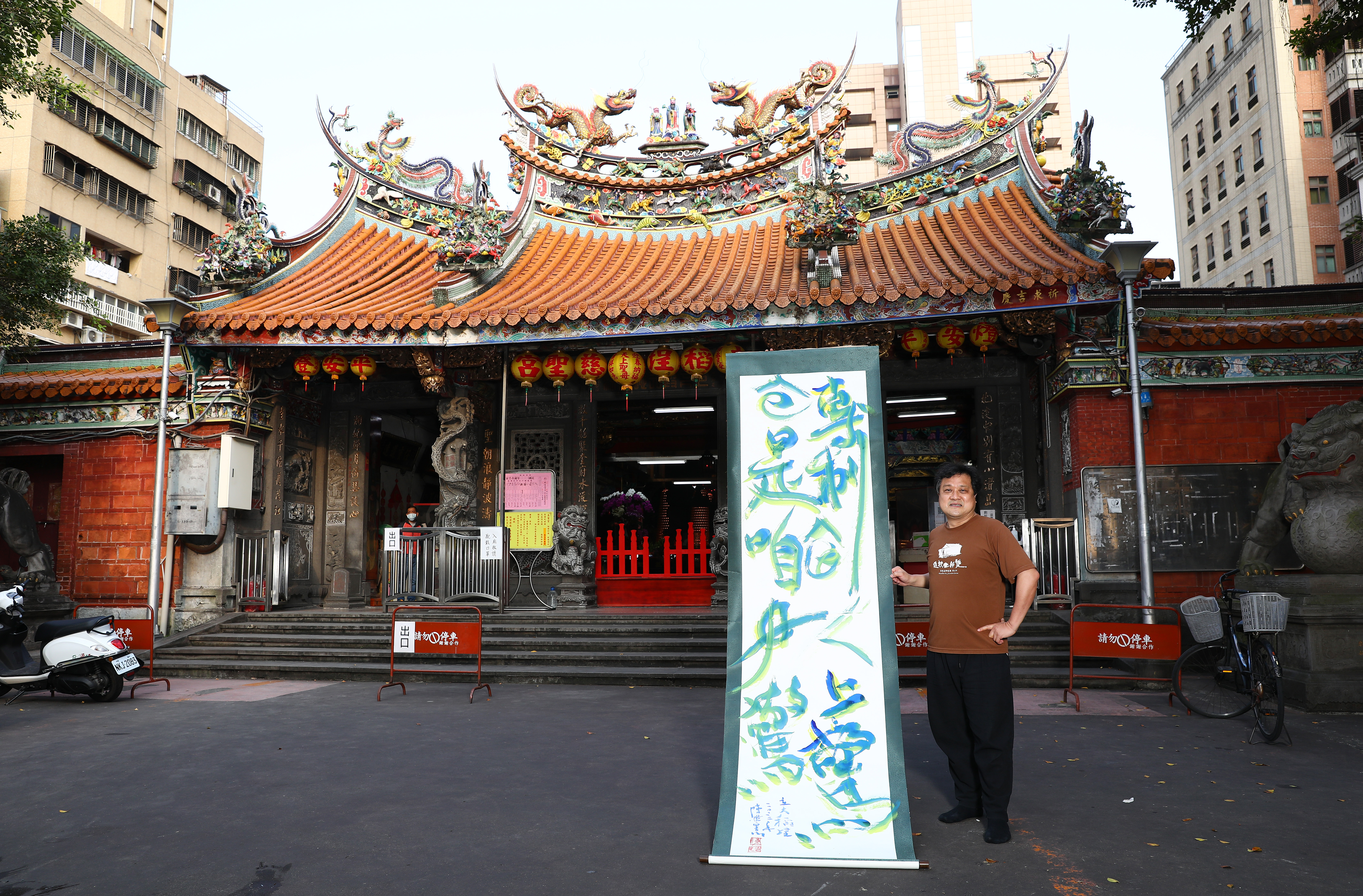 55歲的台灣書法家陳世憲，將台灣在地特色、景致、故事融入書法創作中，也因此受邀到世界各國展覽。