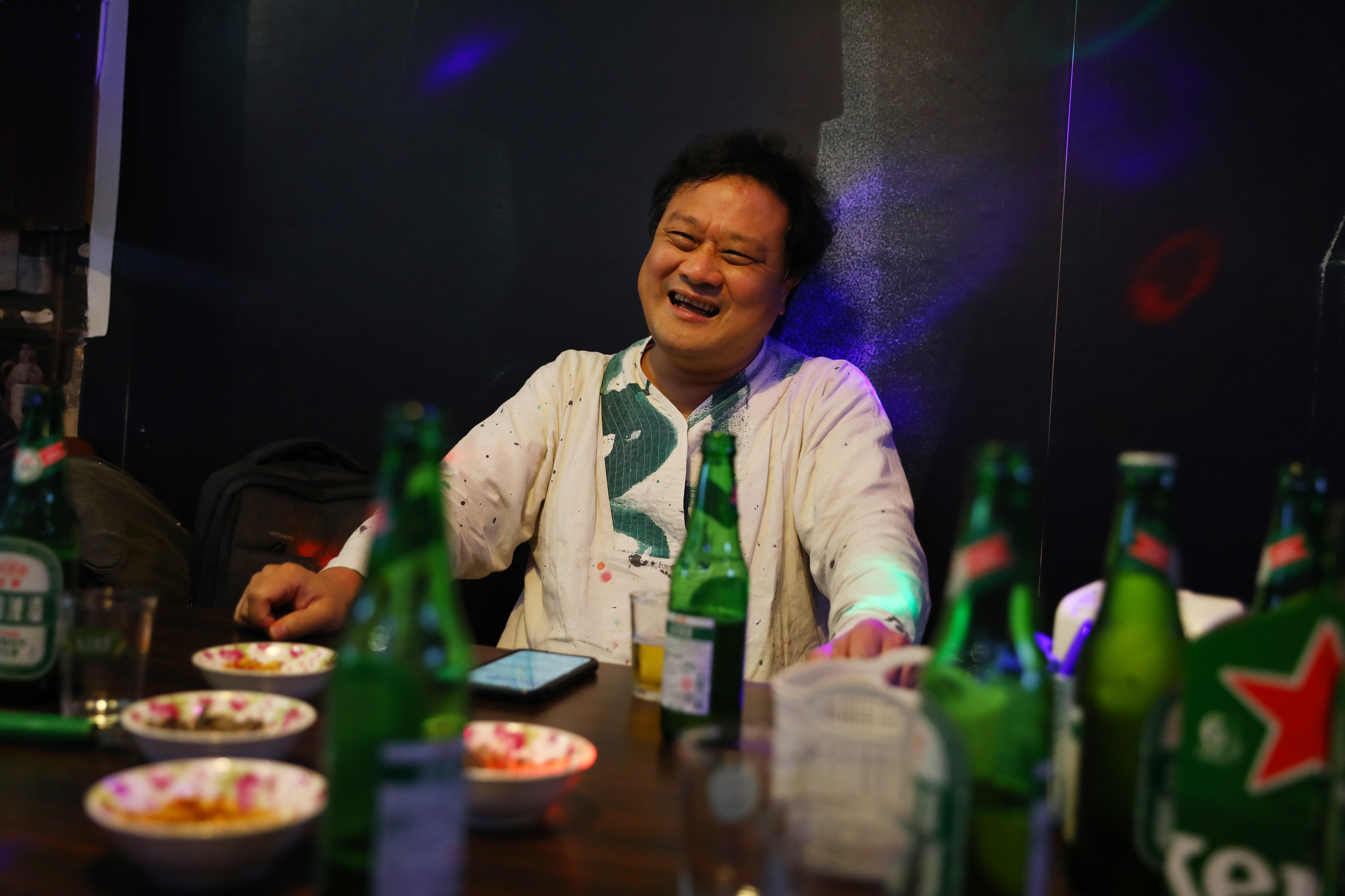 聞名國際的書法家陳世憲曾潛居在故鄉白河家裡廢棄的豬圈13年，每天散步、閱讀、看電影，也寫書法。