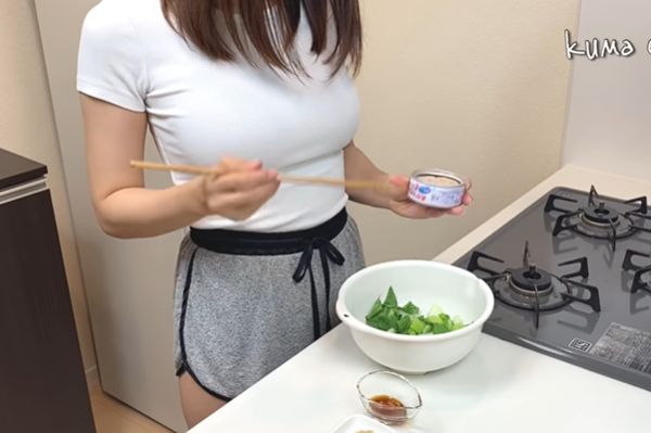 御姐OL分享的廚藝影片累積網友追捧。（翻攝YouTube頻道くまクッキング）