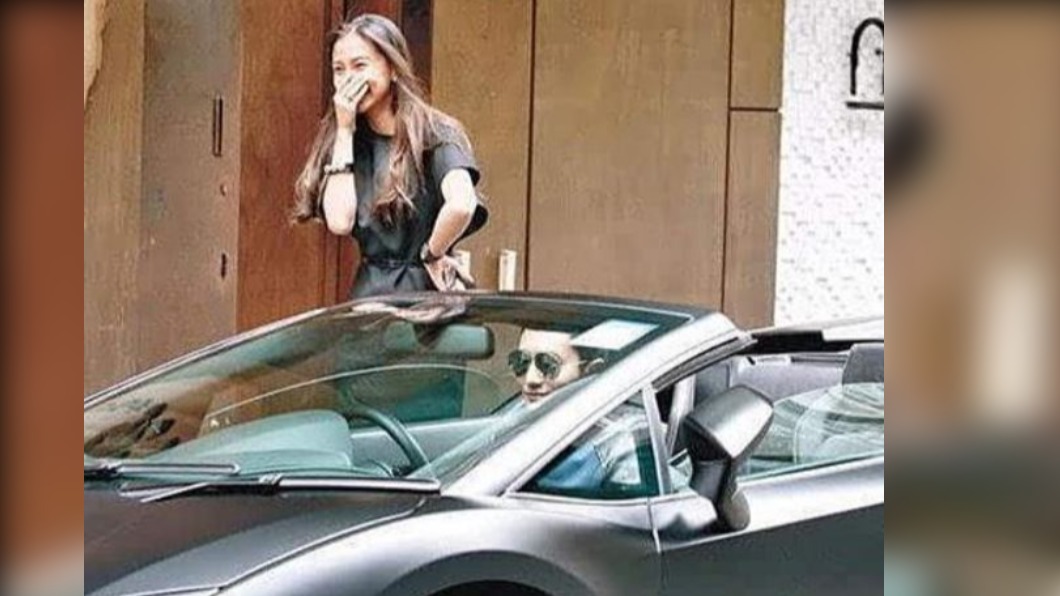 黃曉明曾送Angelababy價值200多萬的藍寶堅尼。（翻攝自微博）