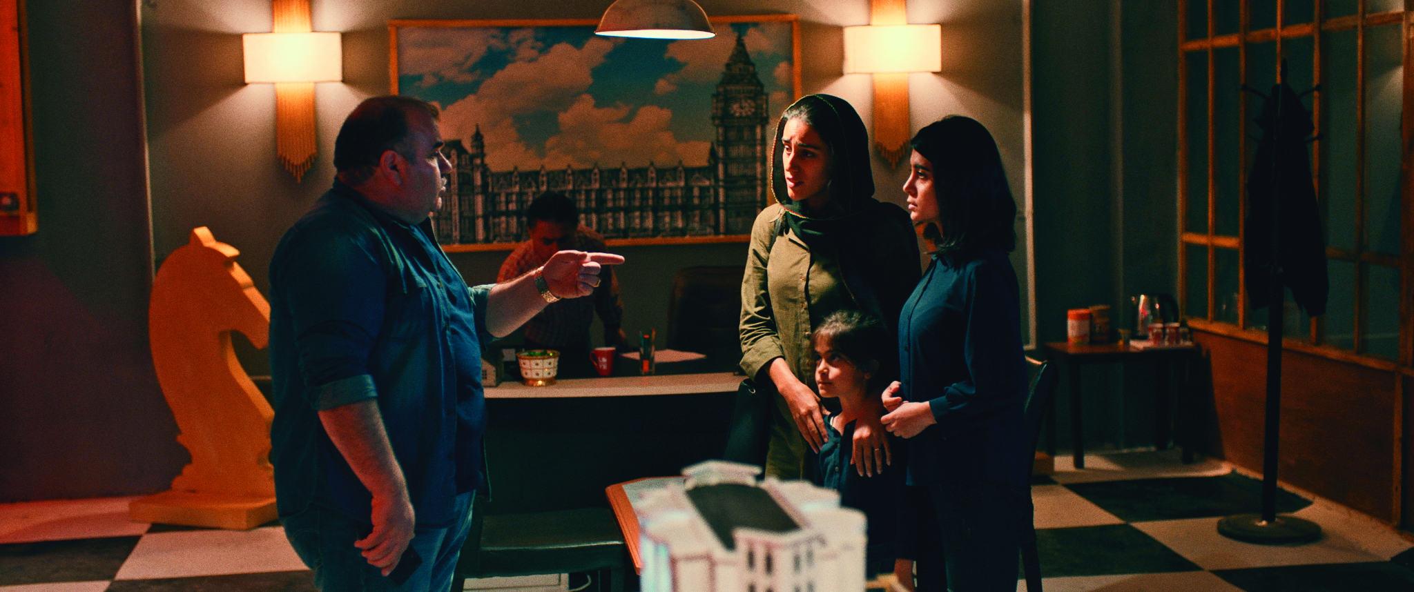 姐姐鋌而走險幫妹妹在大考作弊，竟意外捲入監考官與不法業者間的角力。（翻攝自imdb.com）