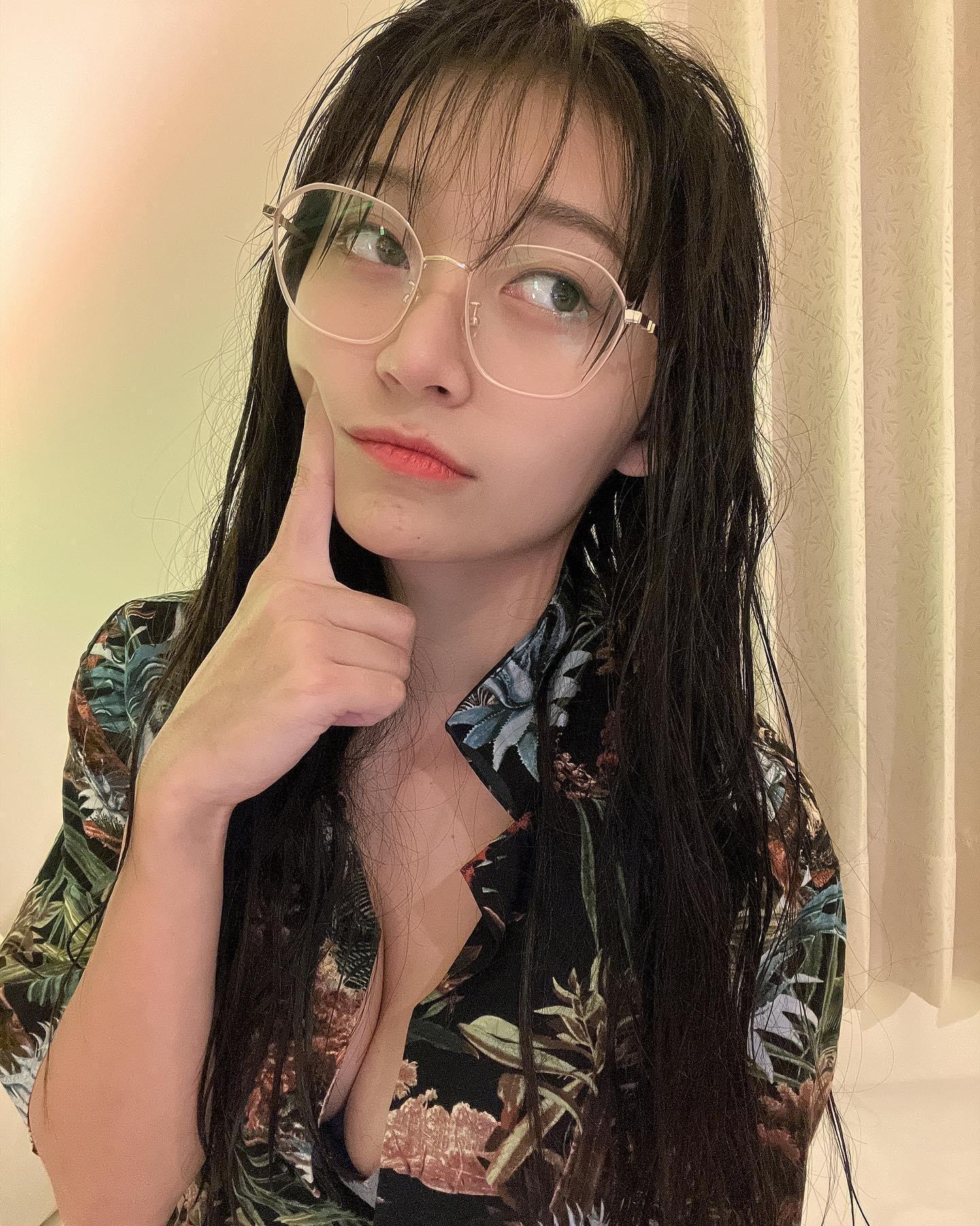 莉婭指控祈錦鈅(圖)私約老公謝和弦。(翻攝自祈錦鈅臉書)
