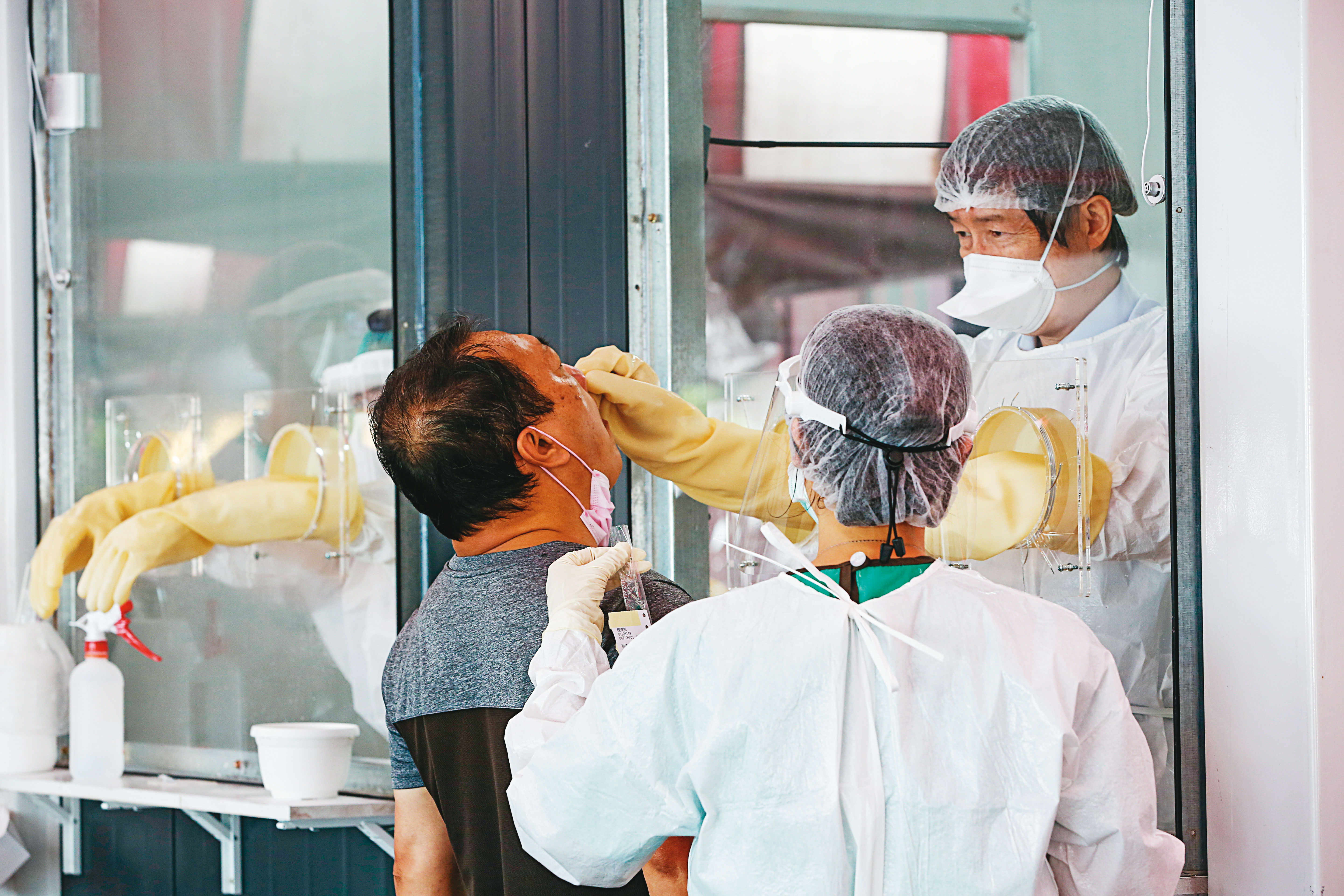 指揮中心應明確指出病症輕重與疫苗接種之間關係。唯有逐日公告無症狀、輕症、重症、死亡等案例，與疫苗接種之間關係，才能產生警示效應，促使更多民眾接種疫苗。