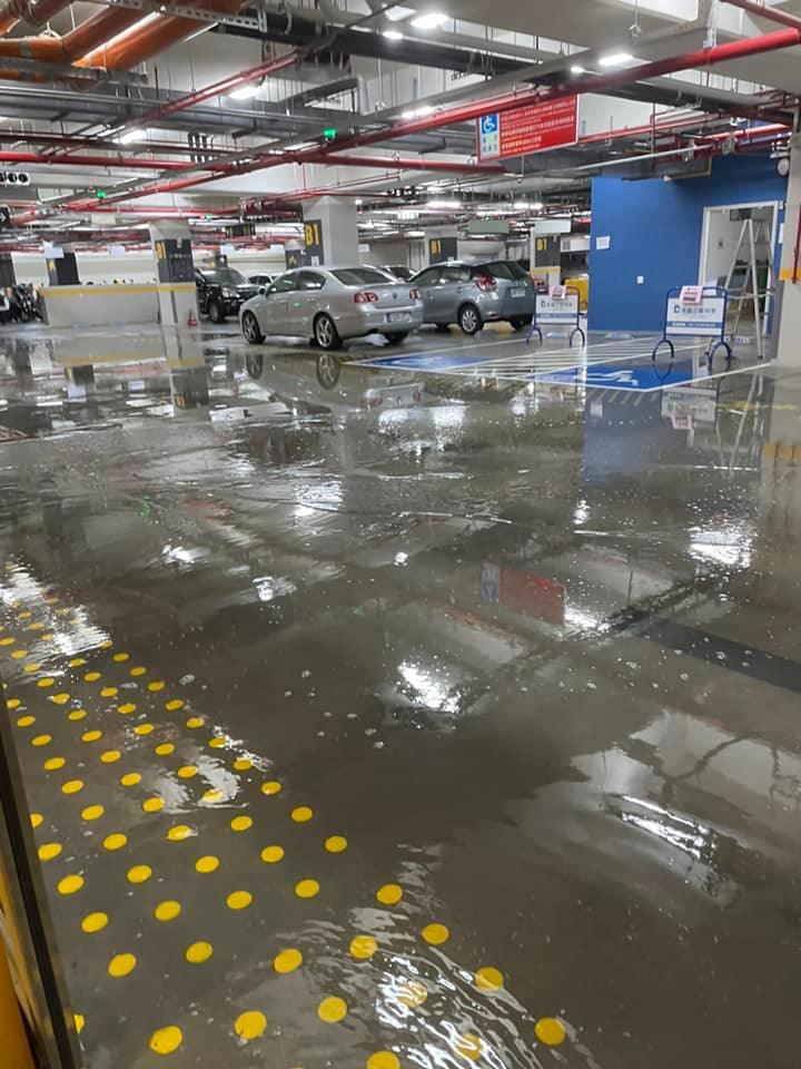 北市明倫社宅因火警警報遭人惡意啟動，導致地下室淹小水，甚至牆壁漏水。（翻攝自中山大同陳怡君臉書）