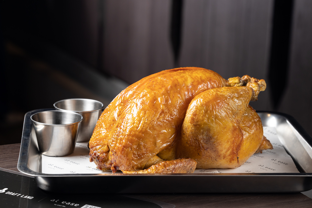 帶著奶油香氣竹與金黃色澤的「手扒玉米雞」，剝開時得小心雞油噴發。（1,850元／份）