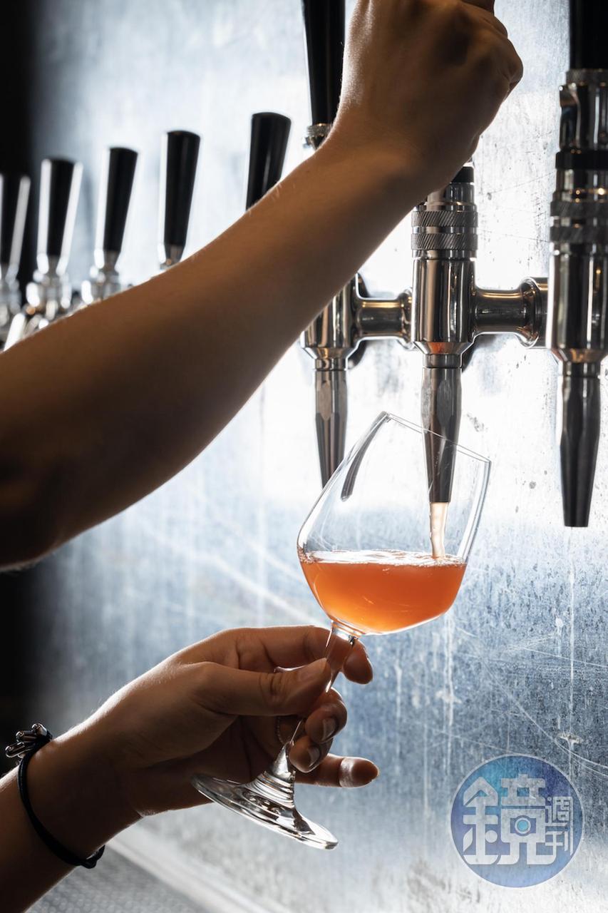 「Draft Land」汲取式特調雞尾酒，明亮輕盈、易飲暢快。