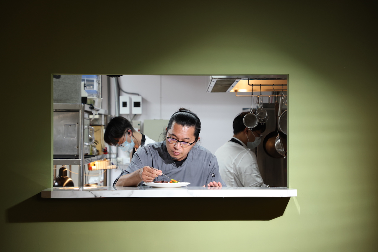 「Tu Pang地坊餐廳」主廚張皓福認為，精緻料理應該紮根土地。