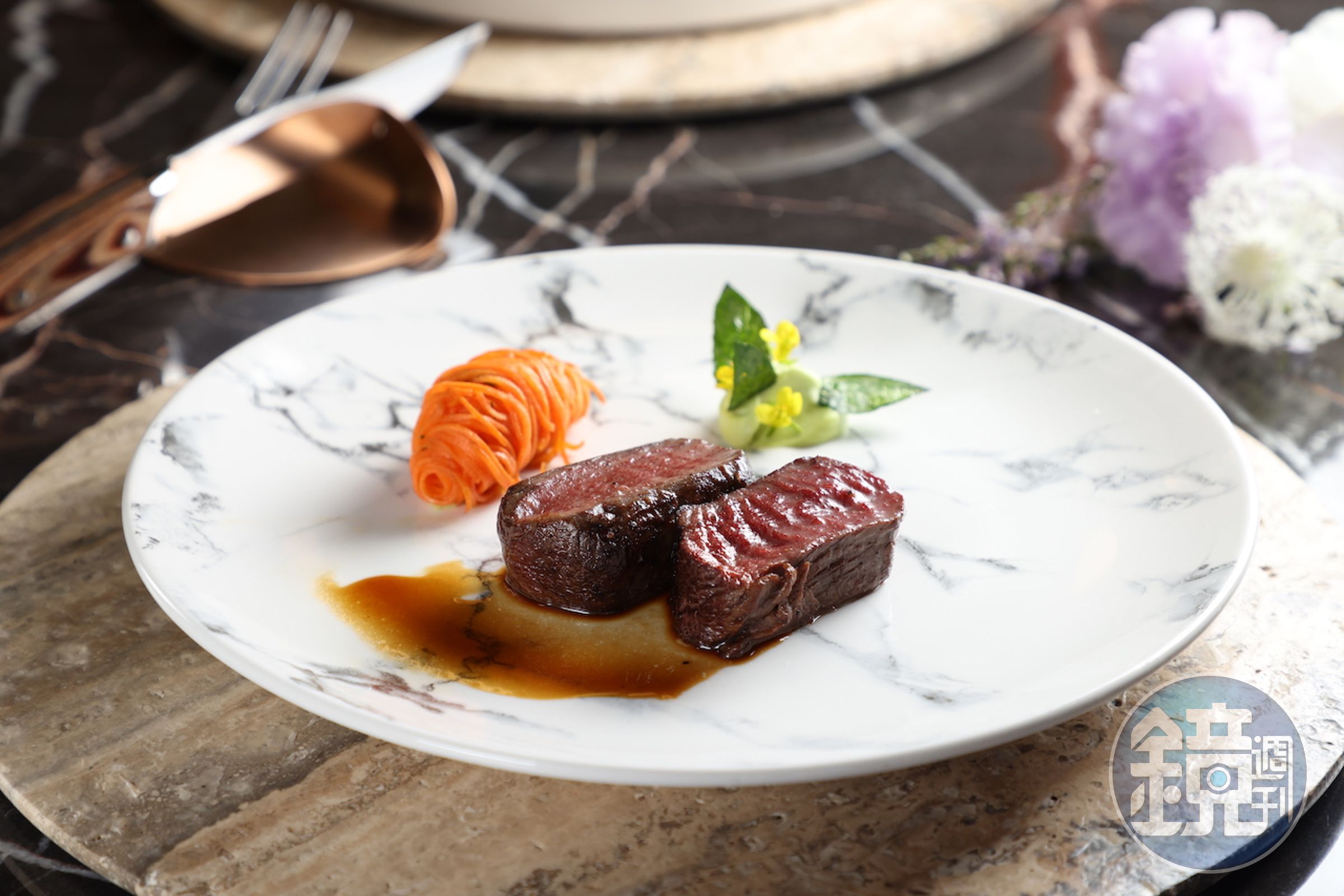 「紐西蘭鹿菲力．馬薩拉醬汁」以肉桂、豆莞味醬汁提香肉味，野味收斂。（1,580元套餐菜色）