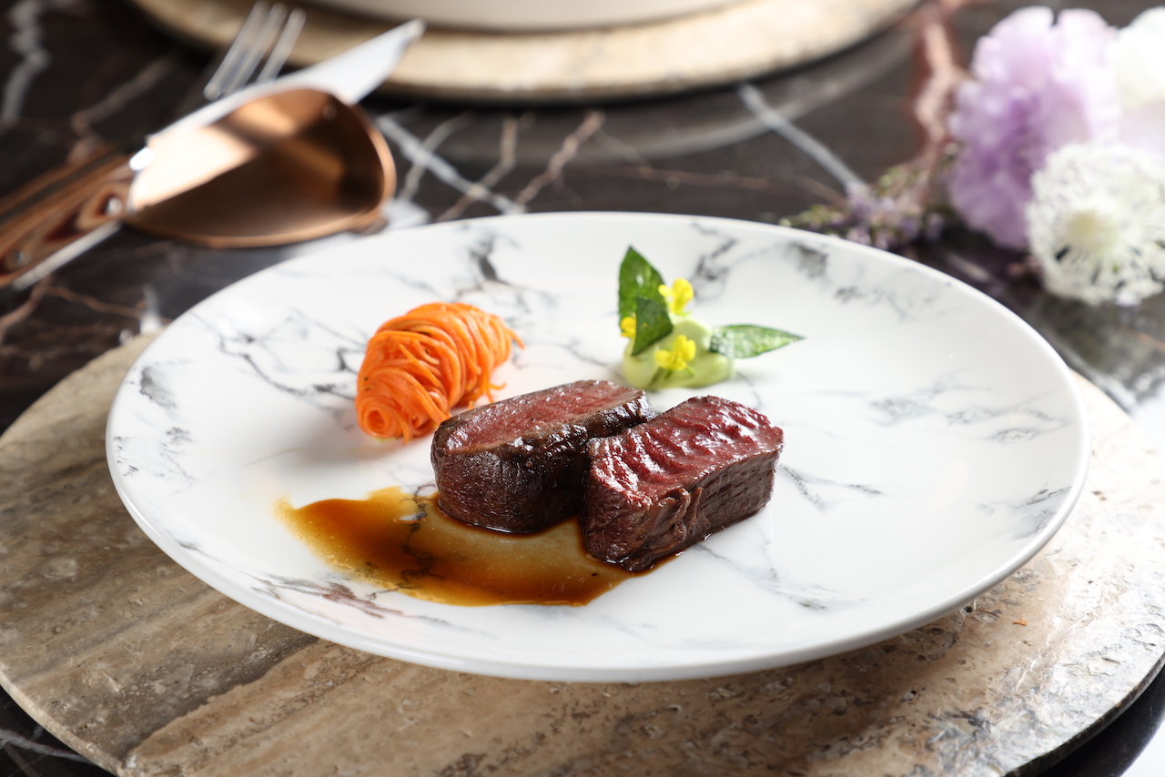 「紐西蘭鹿菲力．馬薩拉醬汁」以肉桂、豆莞味醬汁提香肉味，野味收斂。（1,580元套餐菜色）