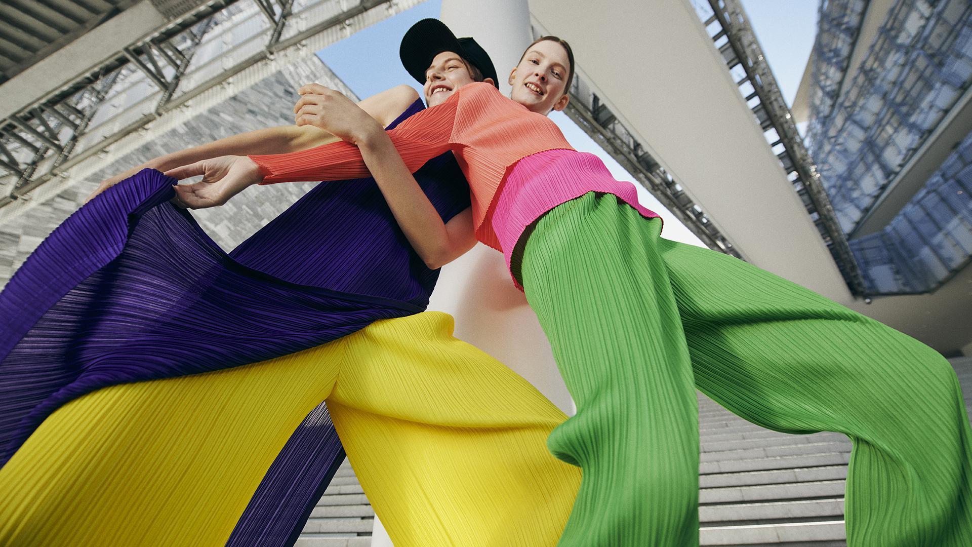 PLEATS PLEASE ISSEY MIYAKE讓model以鮮艷色系服裝在水泥叢林中展現衝突與對比的視覺效果。（君梵提供）