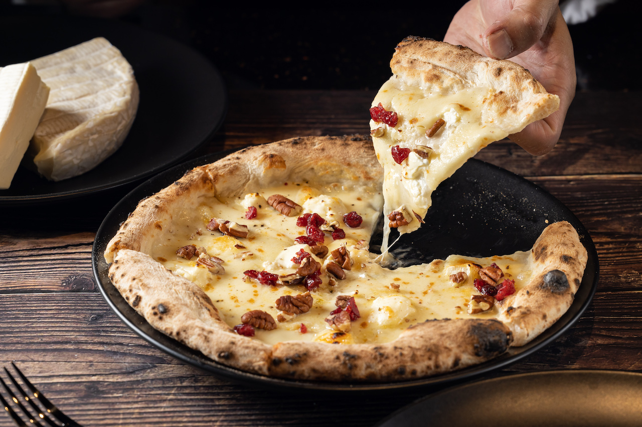 「起司世家」牽起柔絲，乳香交疊。（420元／9吋）