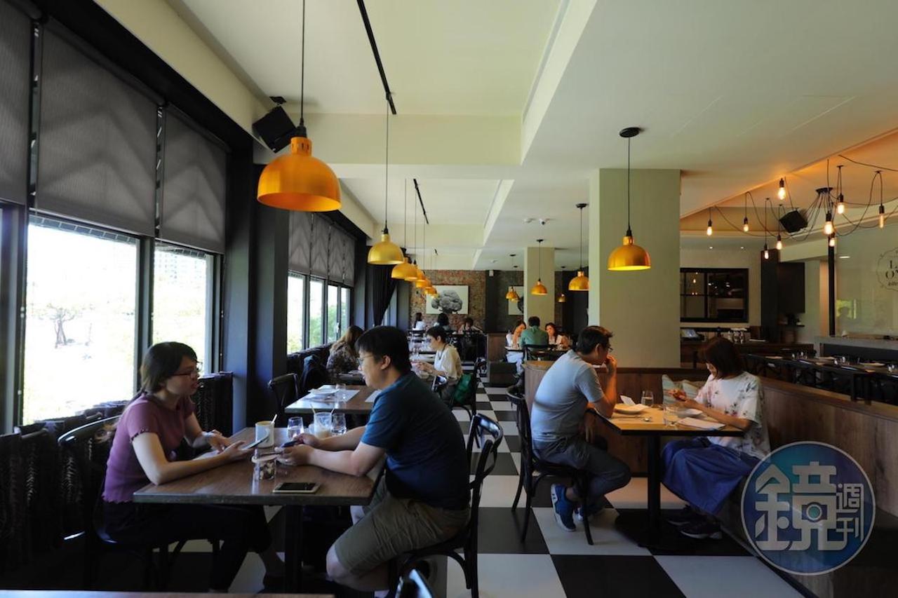 名廚簡天才的餐廳之一「LA ONE Kitchen 歐陸廚房」，被高雄人形容是菜色豐富和空間理想的早午餐首選。