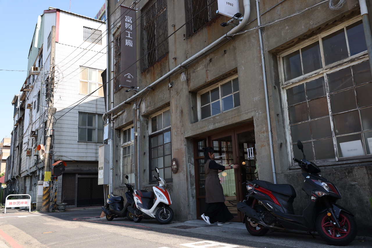 地坊餐廳全新落腳在台中創意聚落「富興工廠1962」轉角處。