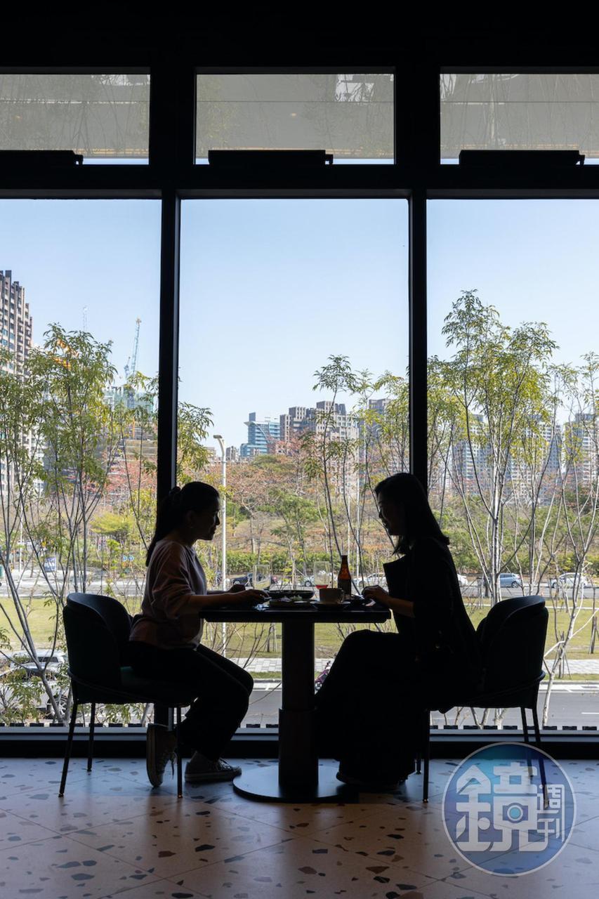 座落在高雄美術館地區的「LA ONE Pizza」，餐廳位在2樓，窗外綠蔭會映進空間裡。