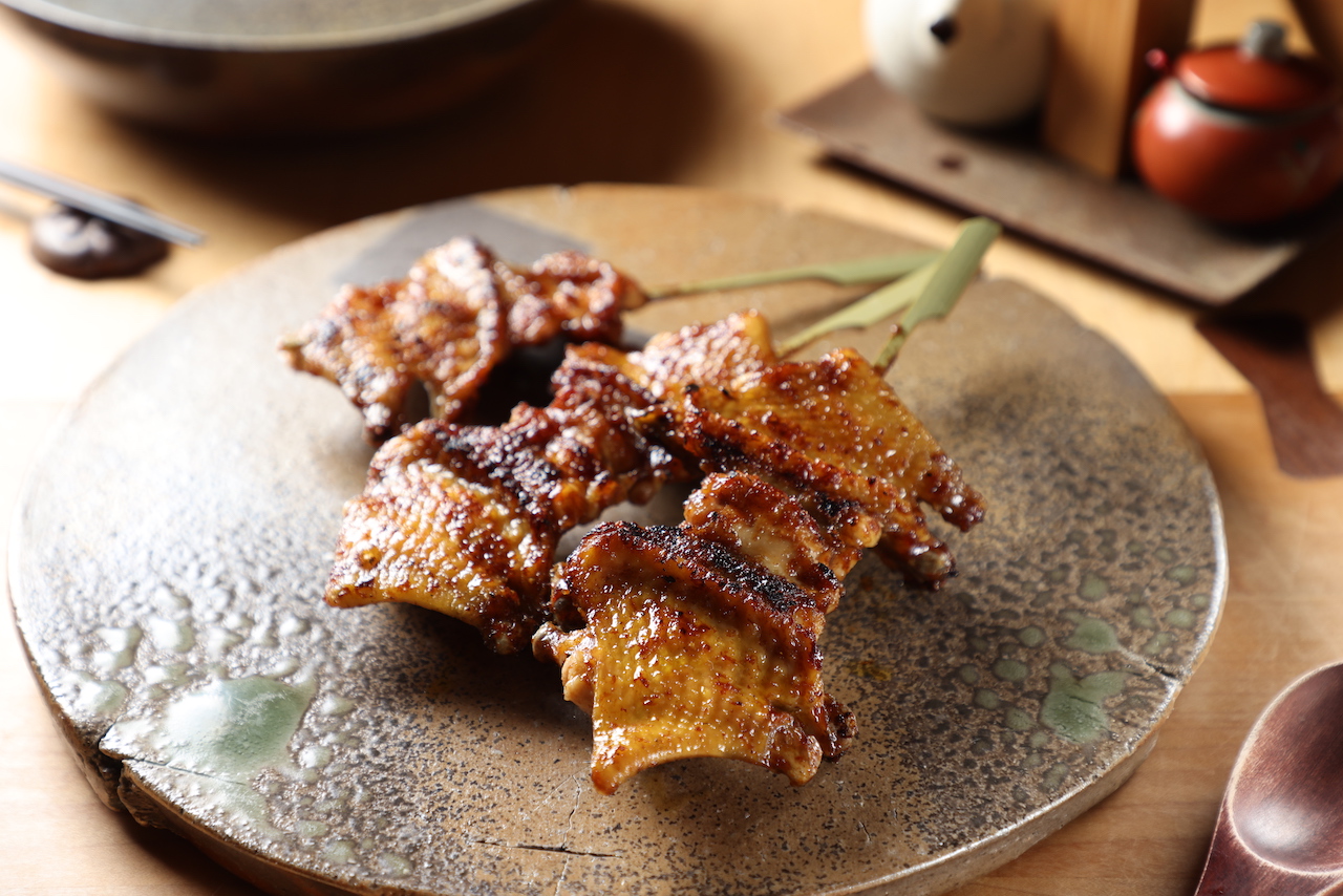 「閹雞雞翅」膠質豐富、Q彈黏嘴。（150元／串）