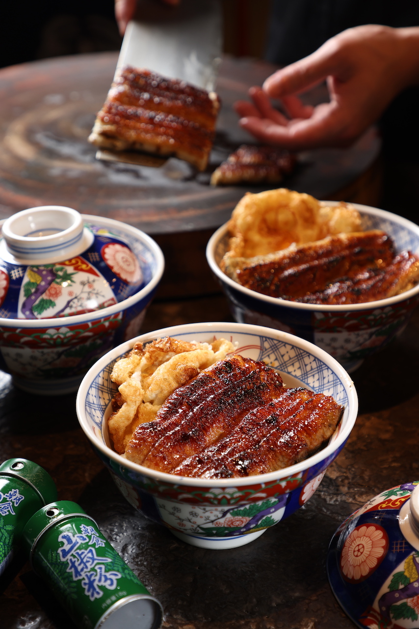 這裡的「蒲燒鰻魚飯」搭配炸半熟雞蛋，蛋液沾潤魚肉，嘗來鬆綿腴潤。（600元／份）
