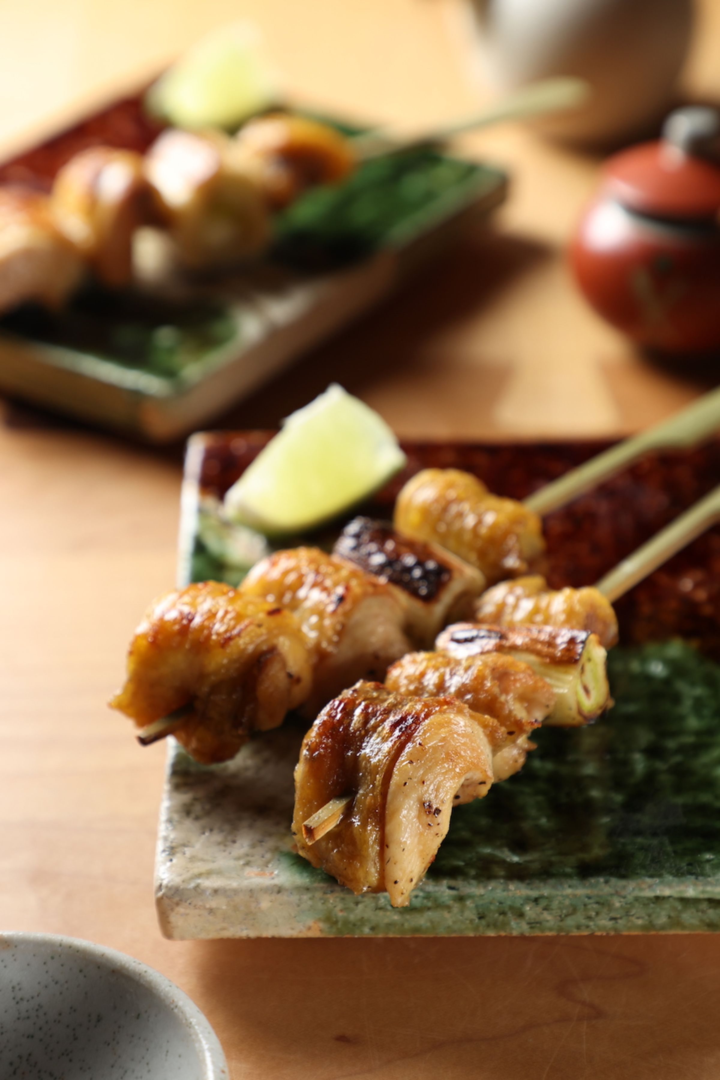 「大蔥雞腿」嚼勁之間雞汁還會滲流。（150元／串）
