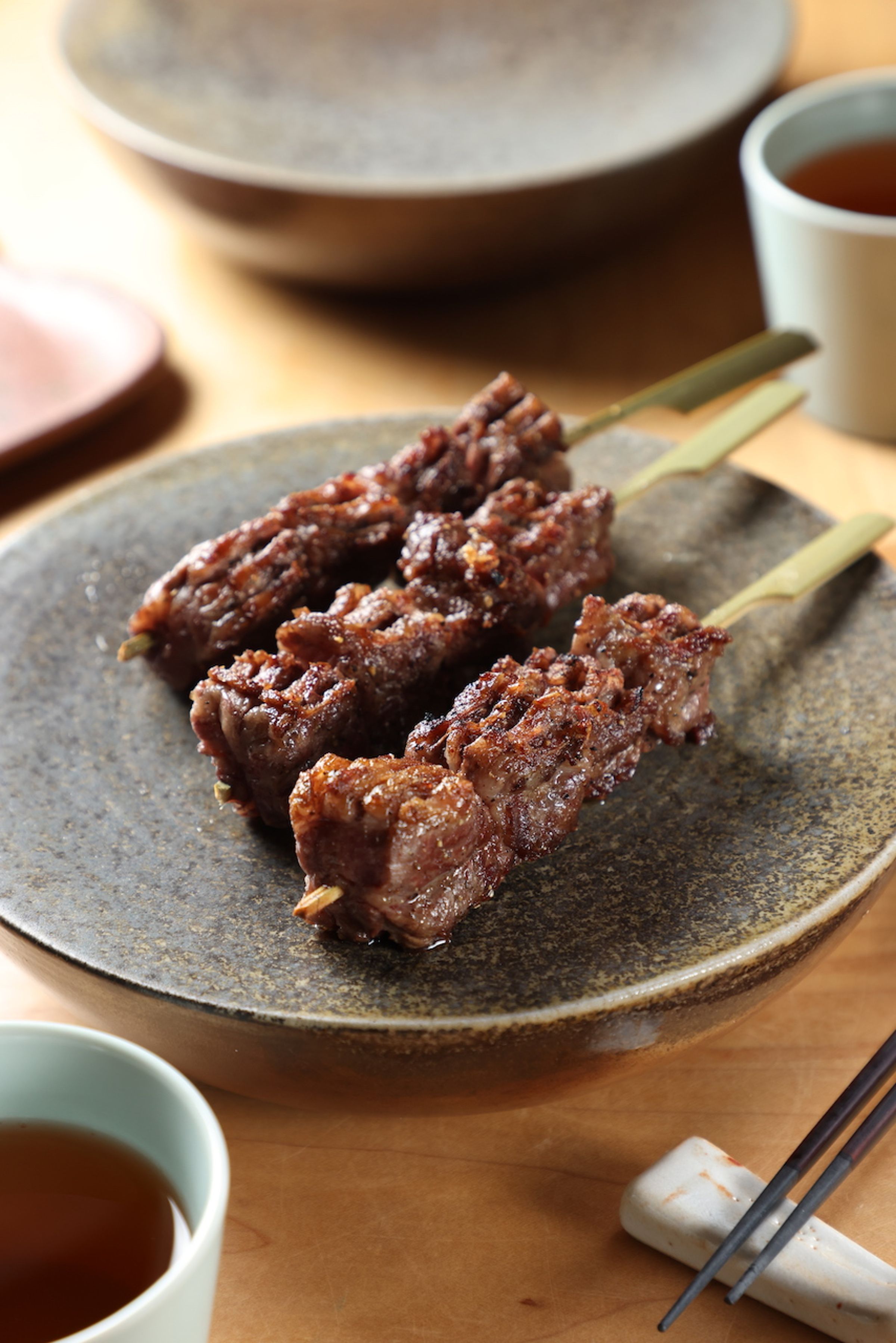 「巧克力和牛肋串」脂味豐厚，肉感與炭香交纏。（200元／串）