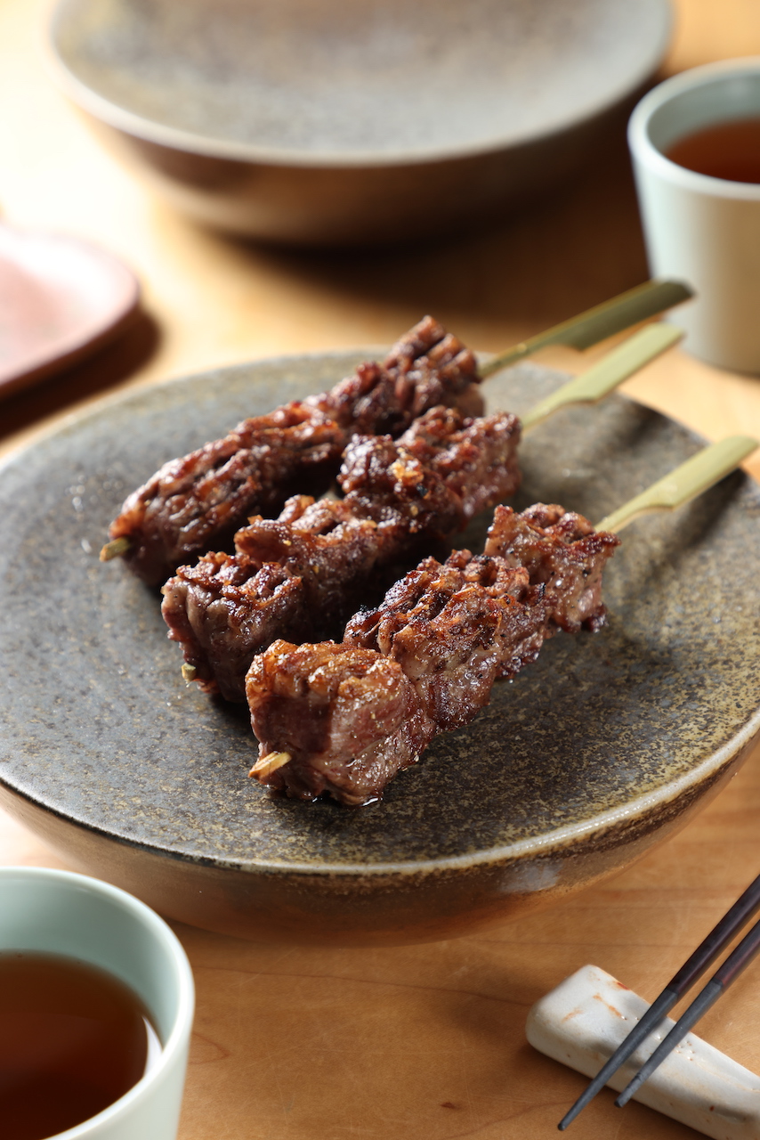 「巧克力和牛肋串」脂味豐厚，肉感與炭香交纏。（200元／串）