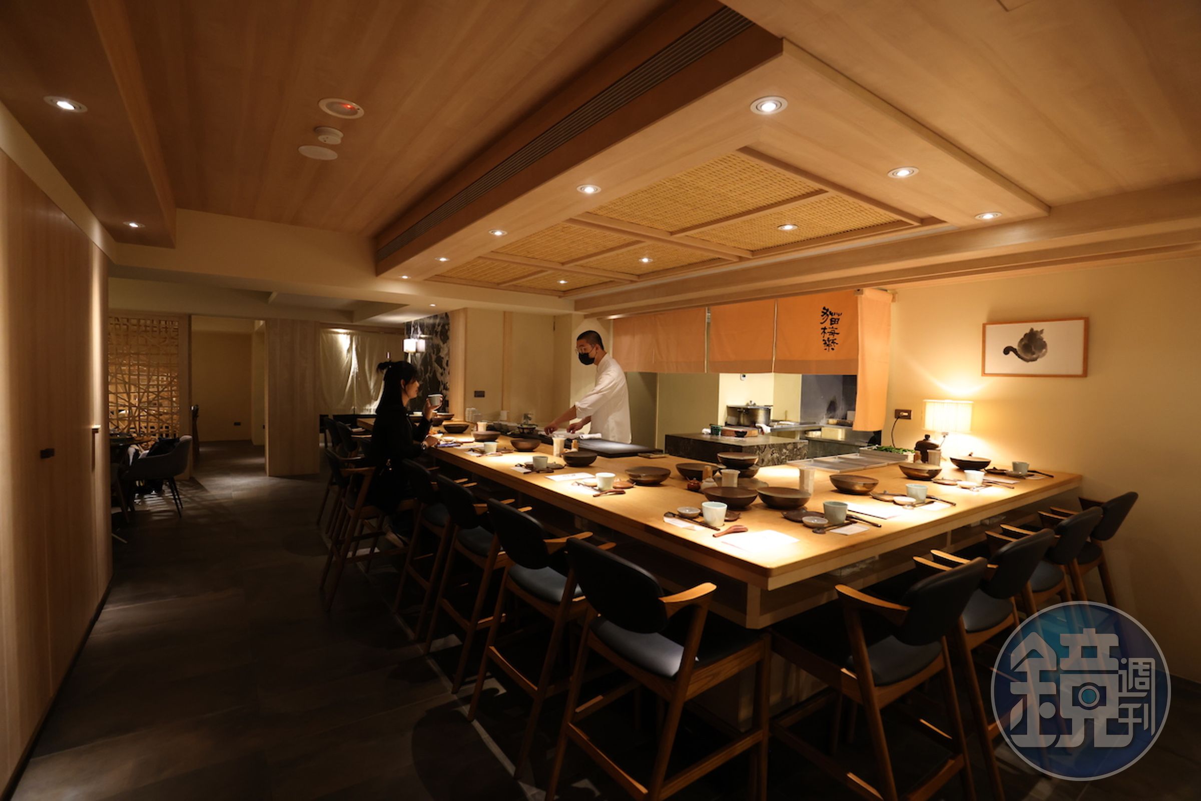用餐區分為L型吧檯及「哈密瓜」紋拉門包廂，色調為溫煦的暖黃色光。
