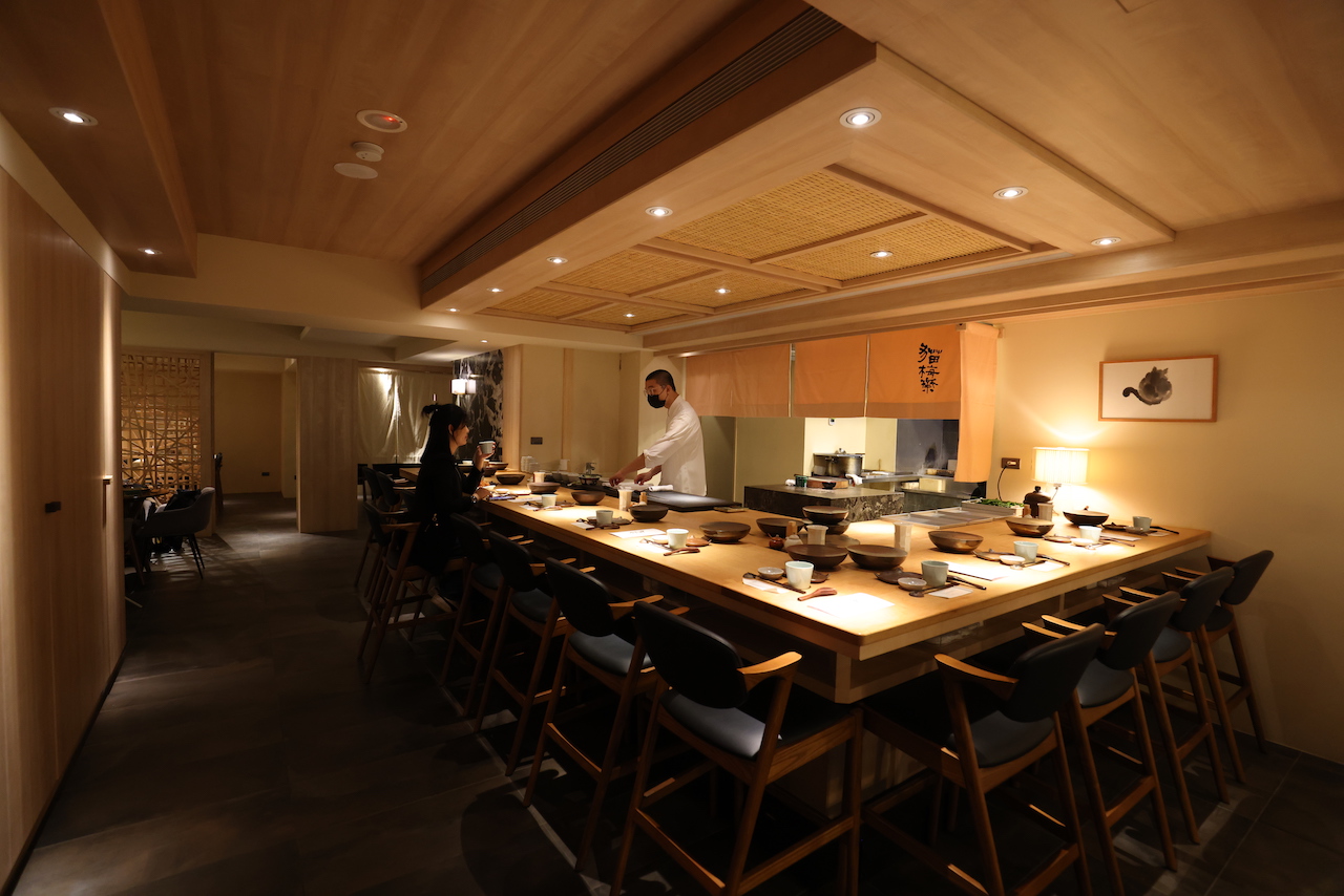 用餐區分為L型吧檯及「哈密瓜」紋拉門包廂，色調為溫煦的暖黃色光。