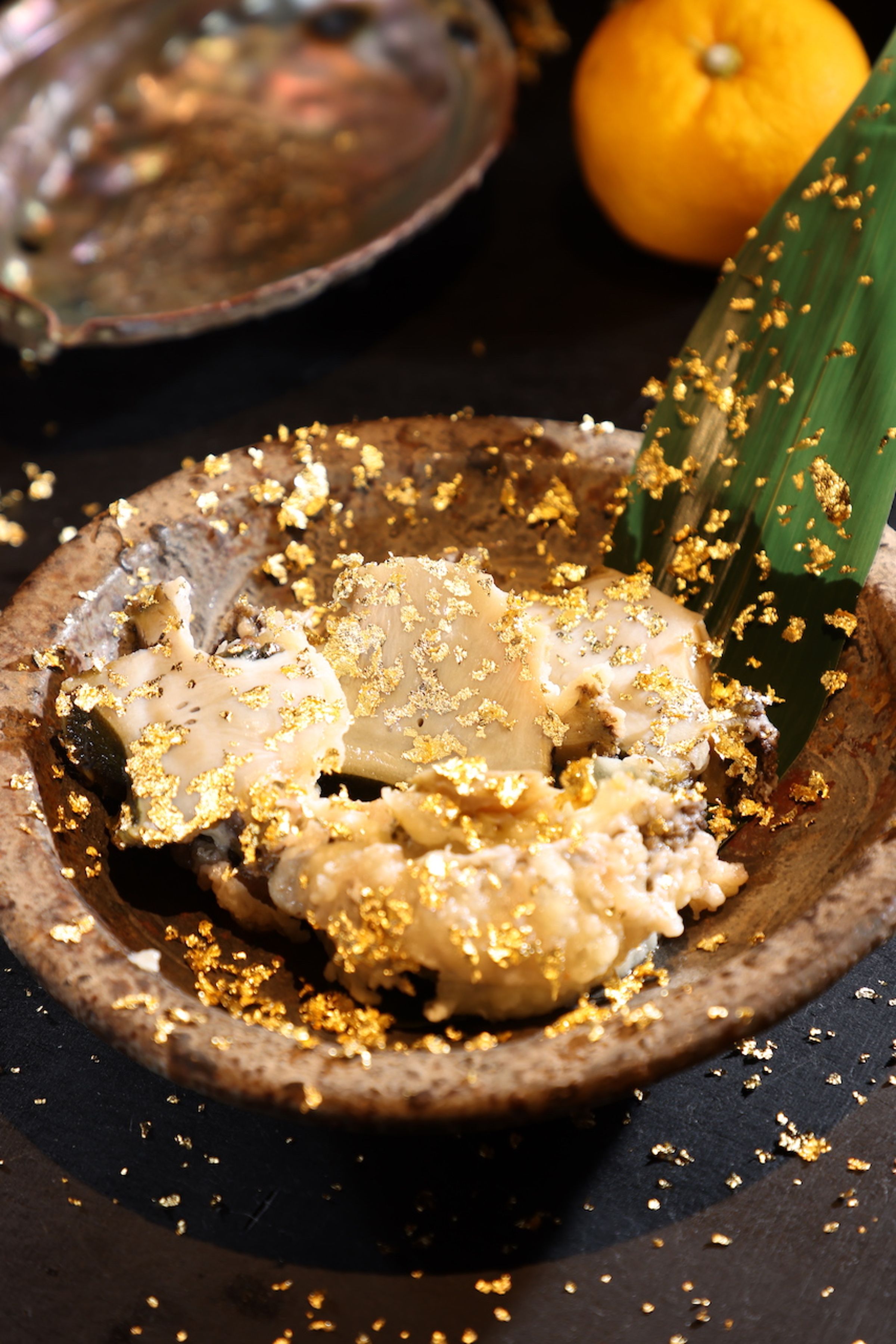 上菜前灑金箔的「金箔炸鮑魚」，是林振昌（小林師傅）的板前招牌秀。（不一定供應；圖中拍攝為6,000元都鮨蘭奢待的套餐價格）