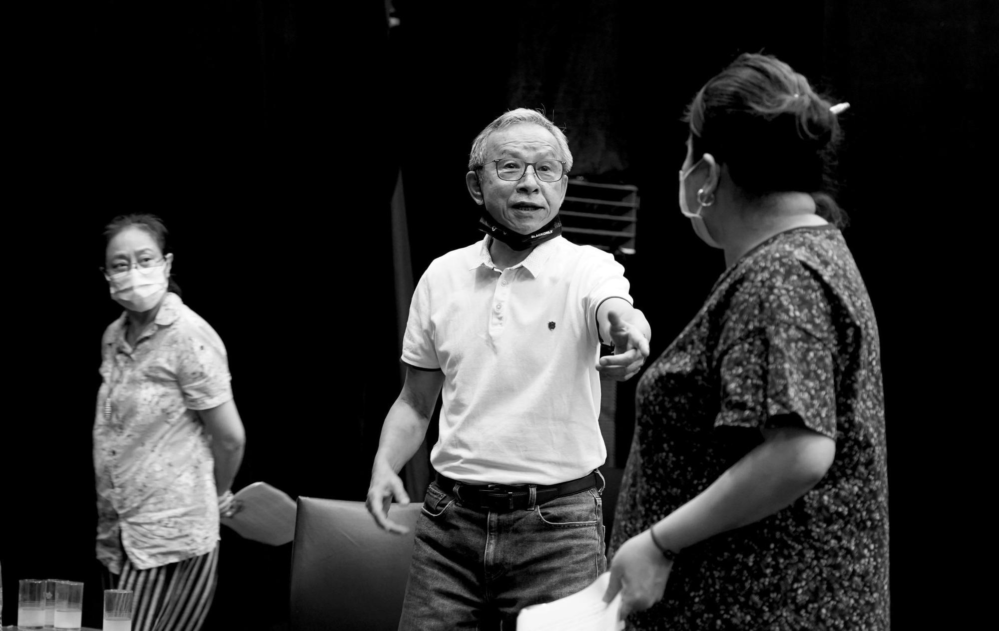 吳念真(中)的記憶是創作的資料庫,左為楊麗音、右為林美秀。(綠光劇團提供)