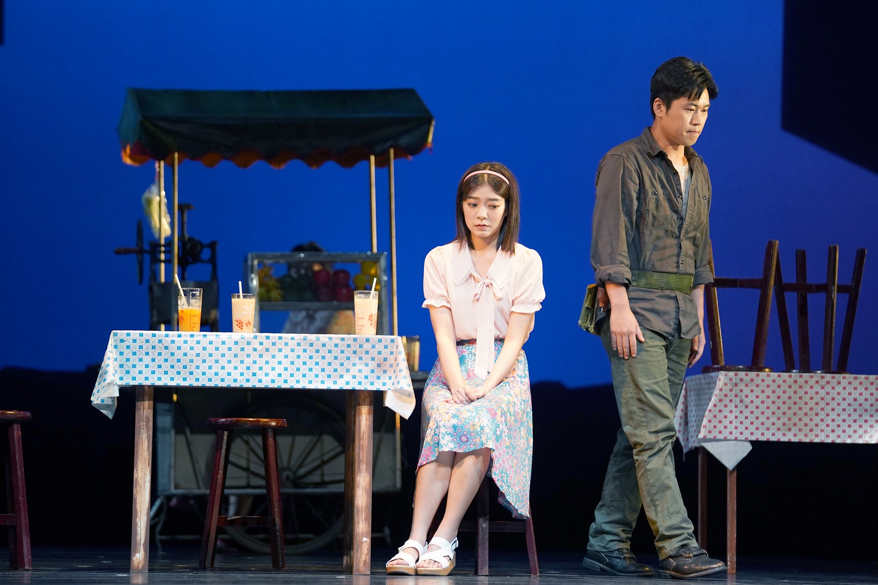 《人間條件七》中林雨宣(左)與黃迪揚(右)相約先打拚再談婚事。(綠光劇團提供)