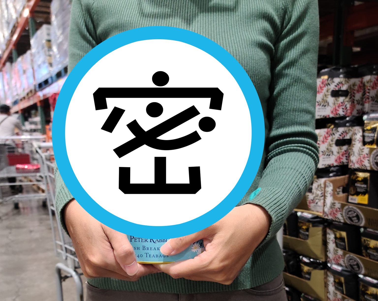 New English早餐茶與彼得兔聯名款式，鐵罐造型曝光再度引發網友熱議。（翻攝自爆廢公社）