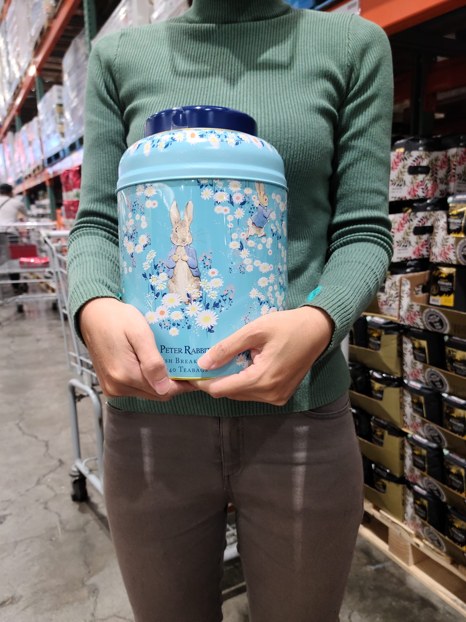 New English早餐茶與彼得兔聯名款式，鐵罐造型曝光再度引發網友熱議。（翻攝自爆廢公社）