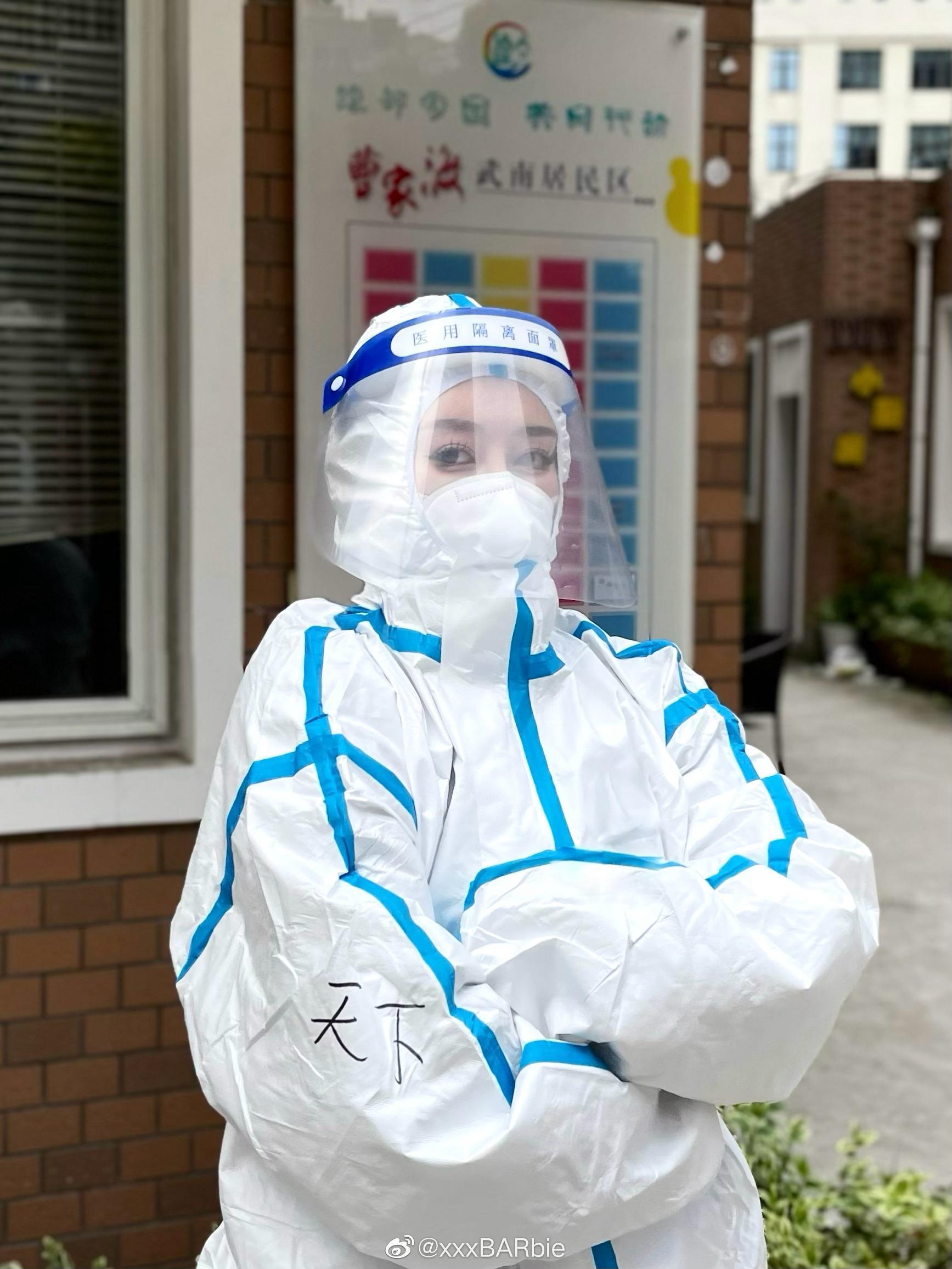 上海正妹xxxBARbie因為擔任防疫志工上傳自拍照,遭到中國網民出征。(翻攝自xxxBARbie微博)