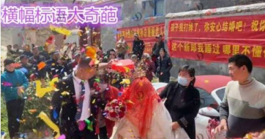 一名男子結婚，前女友送來奇葩布幔。（翻攝搜狐） 