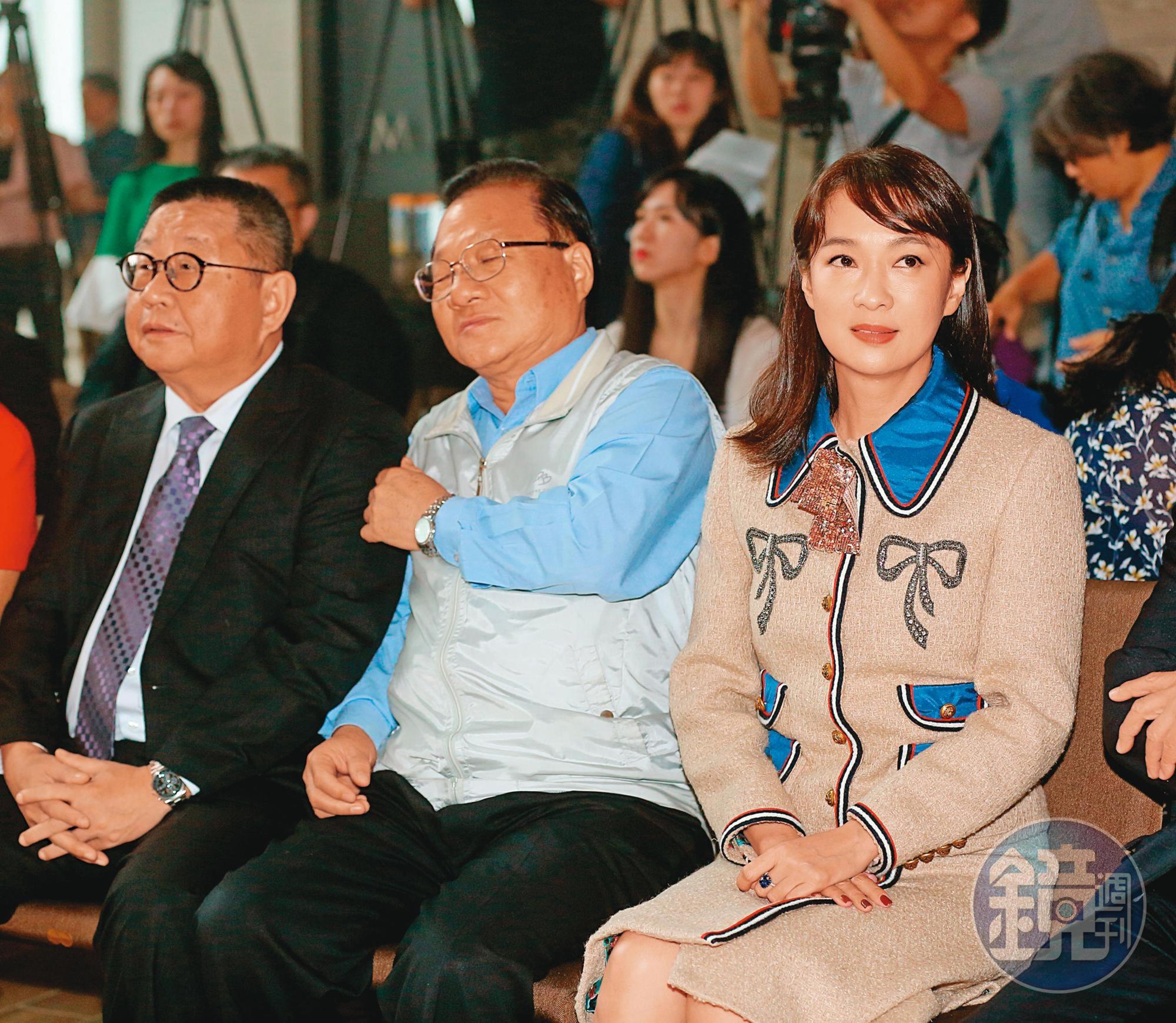 寒舍蔡家近年一波未平一波再起,第二代蔡辰威(左)、賴英里(右)都選擇退居幕後。